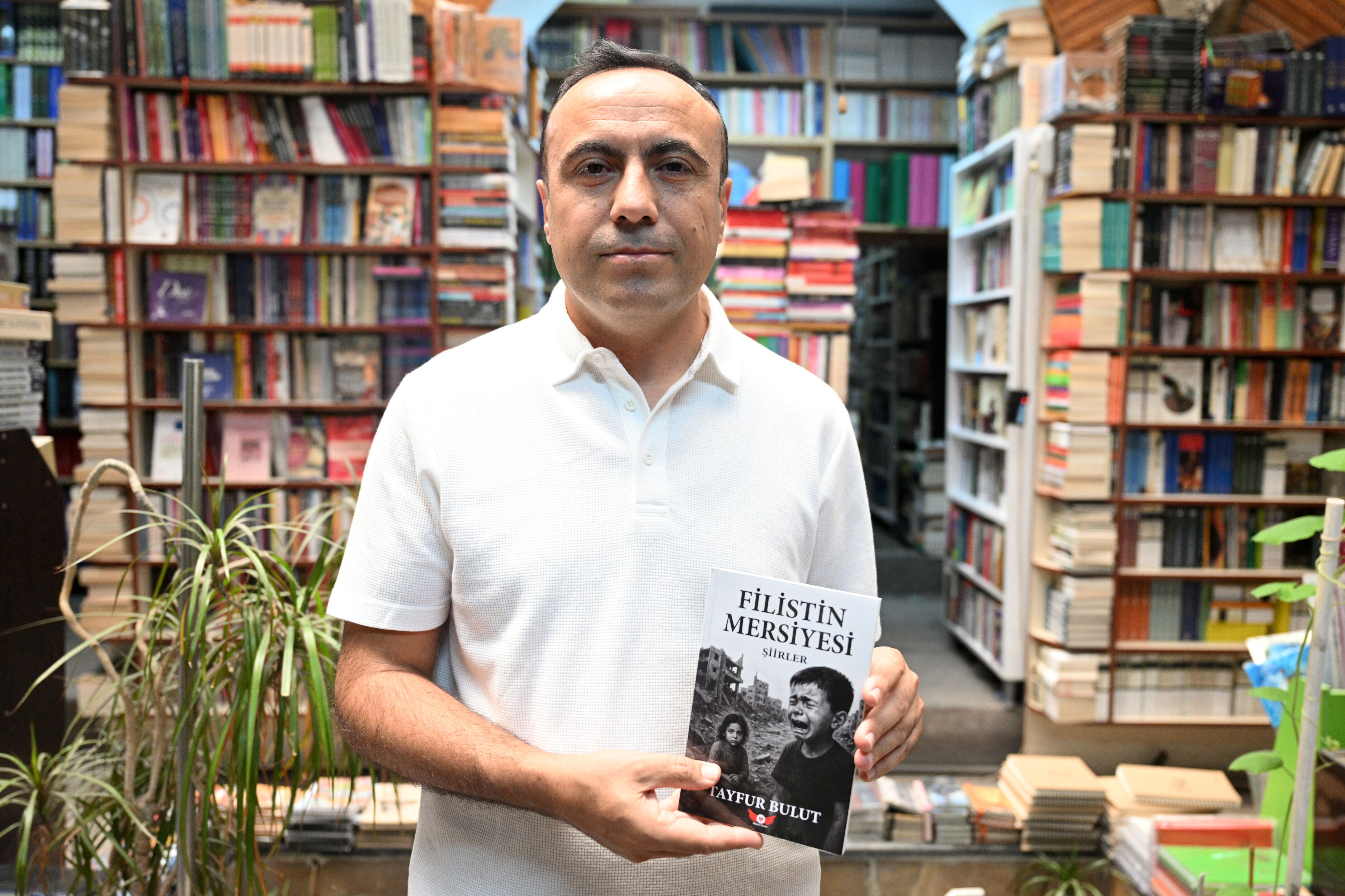 Edebiyat öğretmeni Filistin için yazdığı şiirlerden elde ettiği geliri Gazze'ye bağışladı
