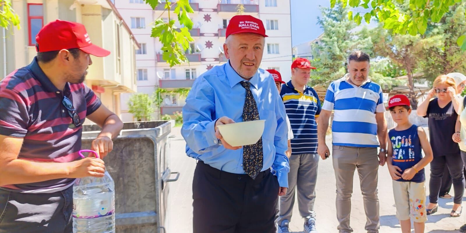 Nallıhan'da sahipsiz hayvanlar için mama ve su bırakıldı