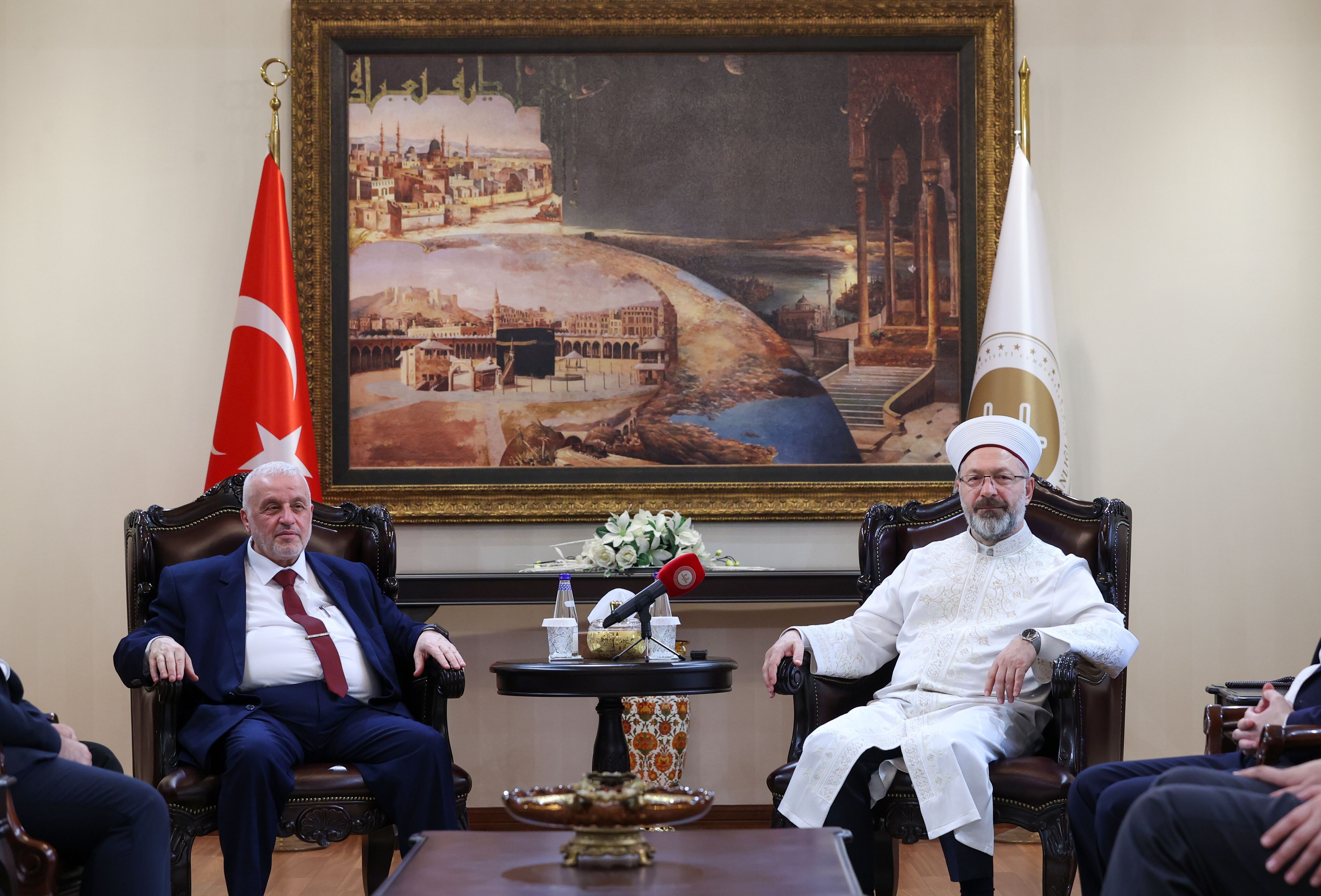 Diyanet İşleri Başkanı Erbaş, Suriye Vakıflar Bakanı Şükri ile görüştü: