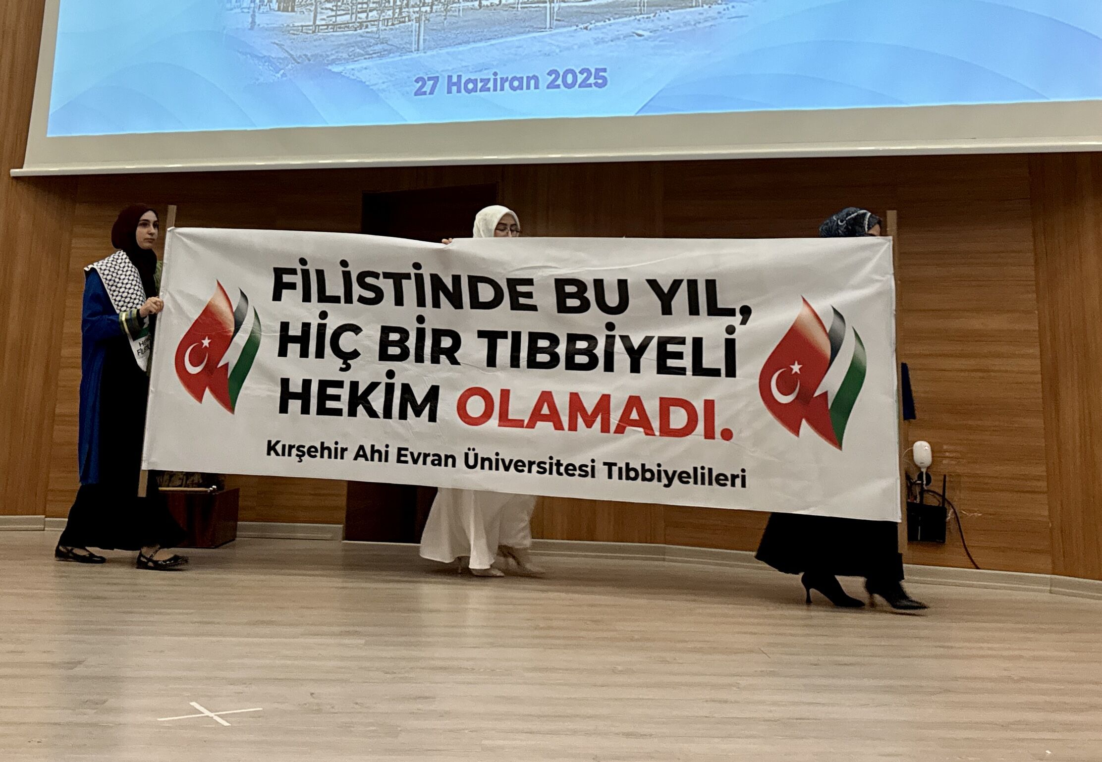 Kırşehir'de tıp öğrencileri mezuniyet töreninde kefiye takıp pankart açarak Filistin'e destek verdi