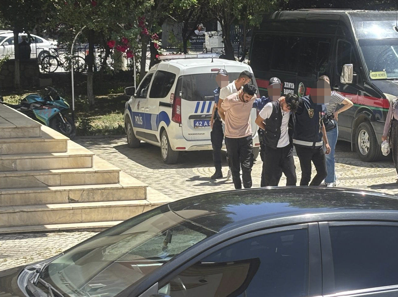 Konya'da uyuşturucu operasyonunda yakalanan 3 şüpheli tutuklandı