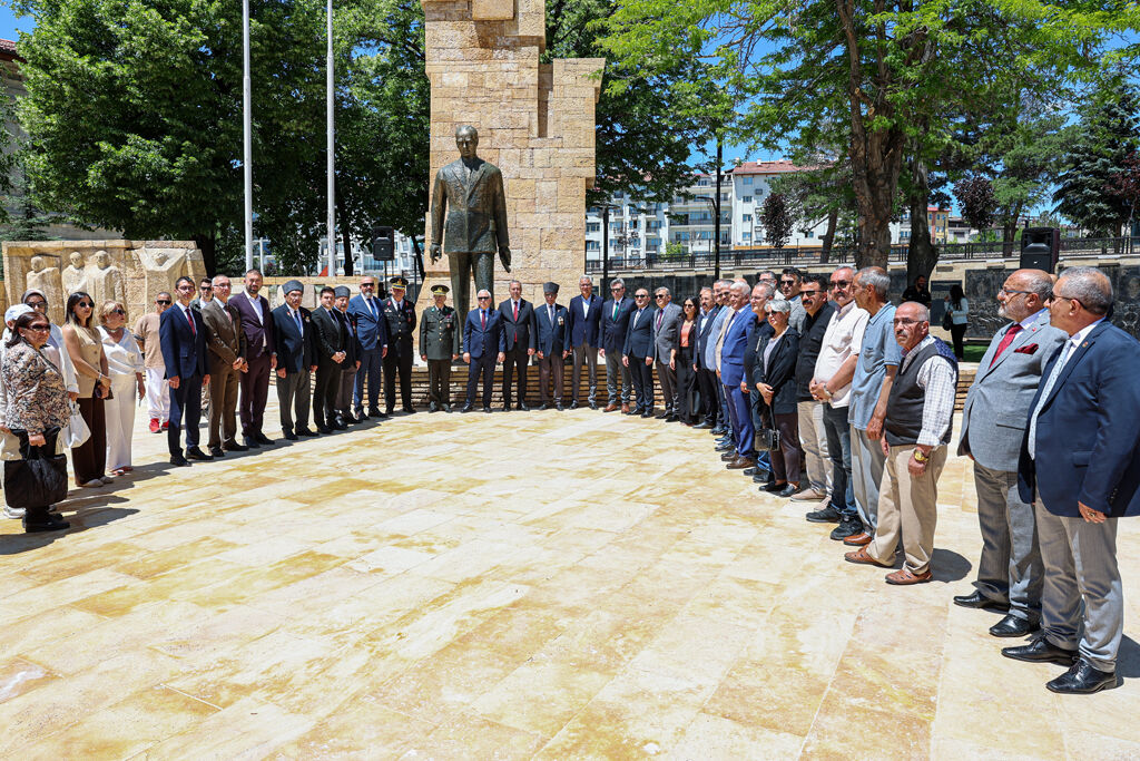 Sivas'ta Atatürk Anıtı'nın çevre düzenlemesi tamamlandı