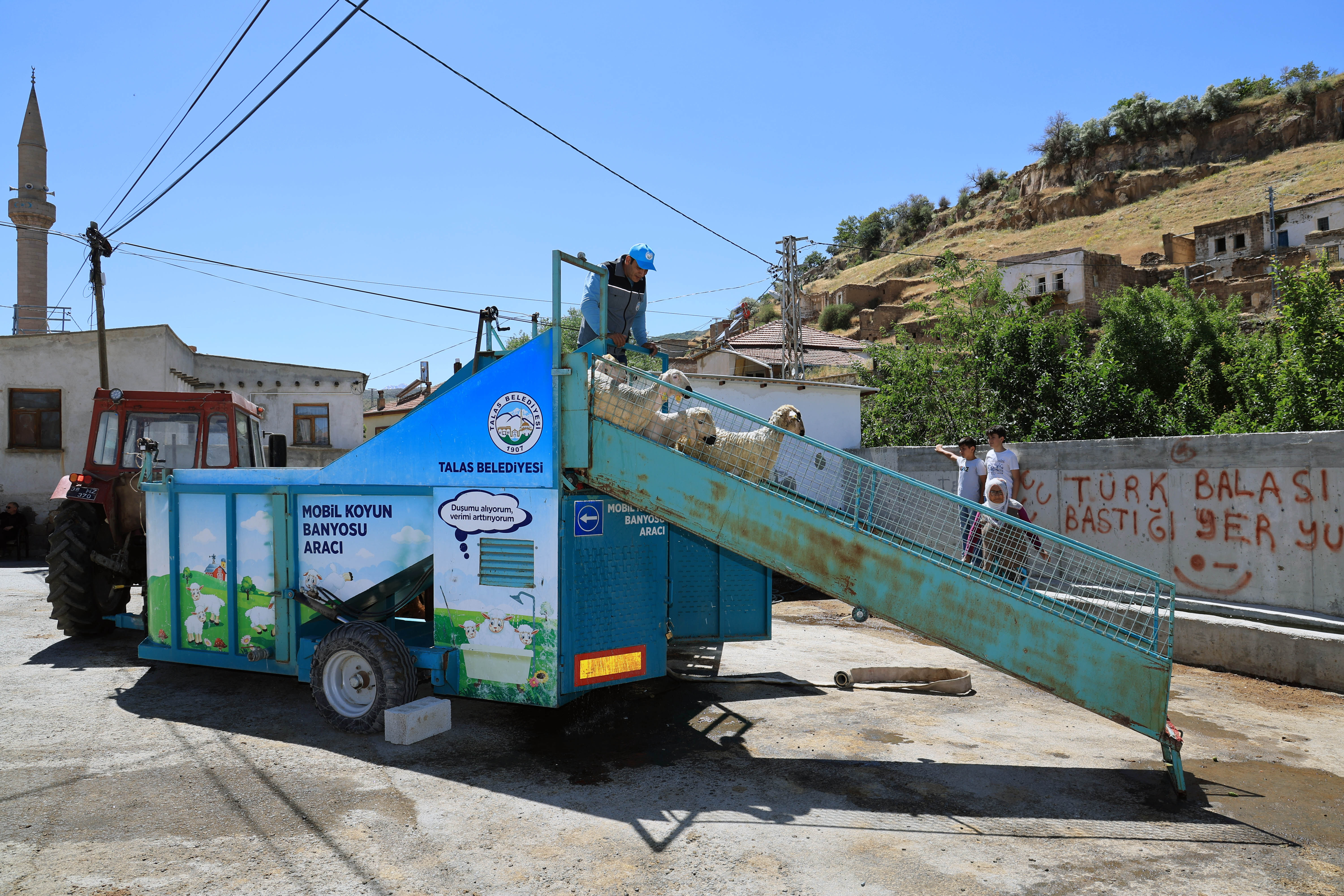 Kayseri'de küçükbaş hayvanlar keneye karşı 'mobil banyo' ile dezenfekte ediliyor