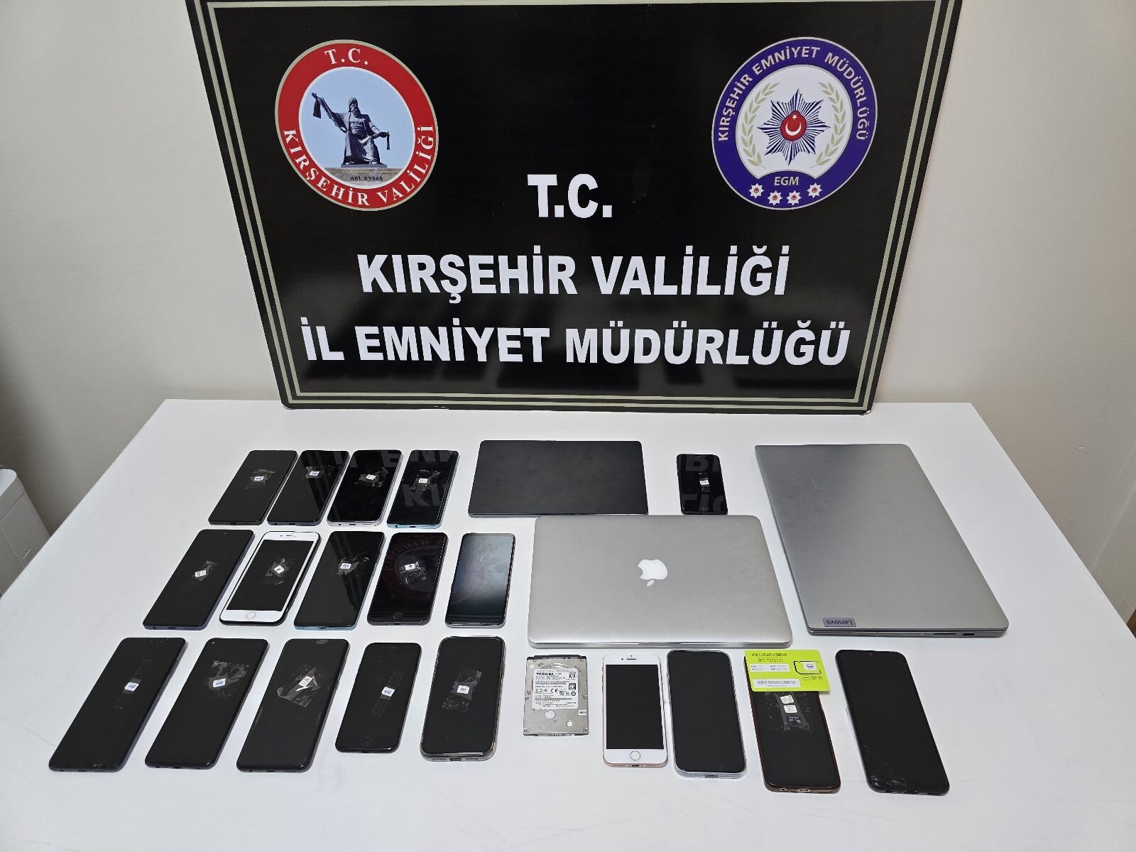 Kırşehir merkezli yasa dışı bahis çetesine yönelik operasyonda yakalanan 6 zanlı tutuklandı