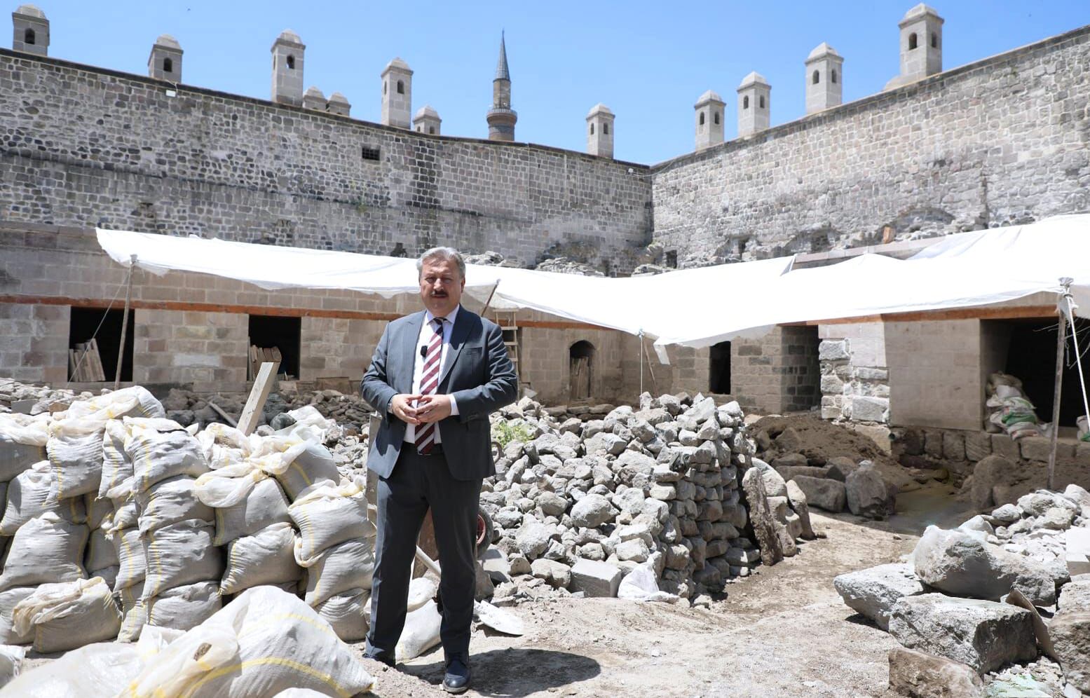 Tarihi Gön Han'da restorasyon çalışmaları sürüyor