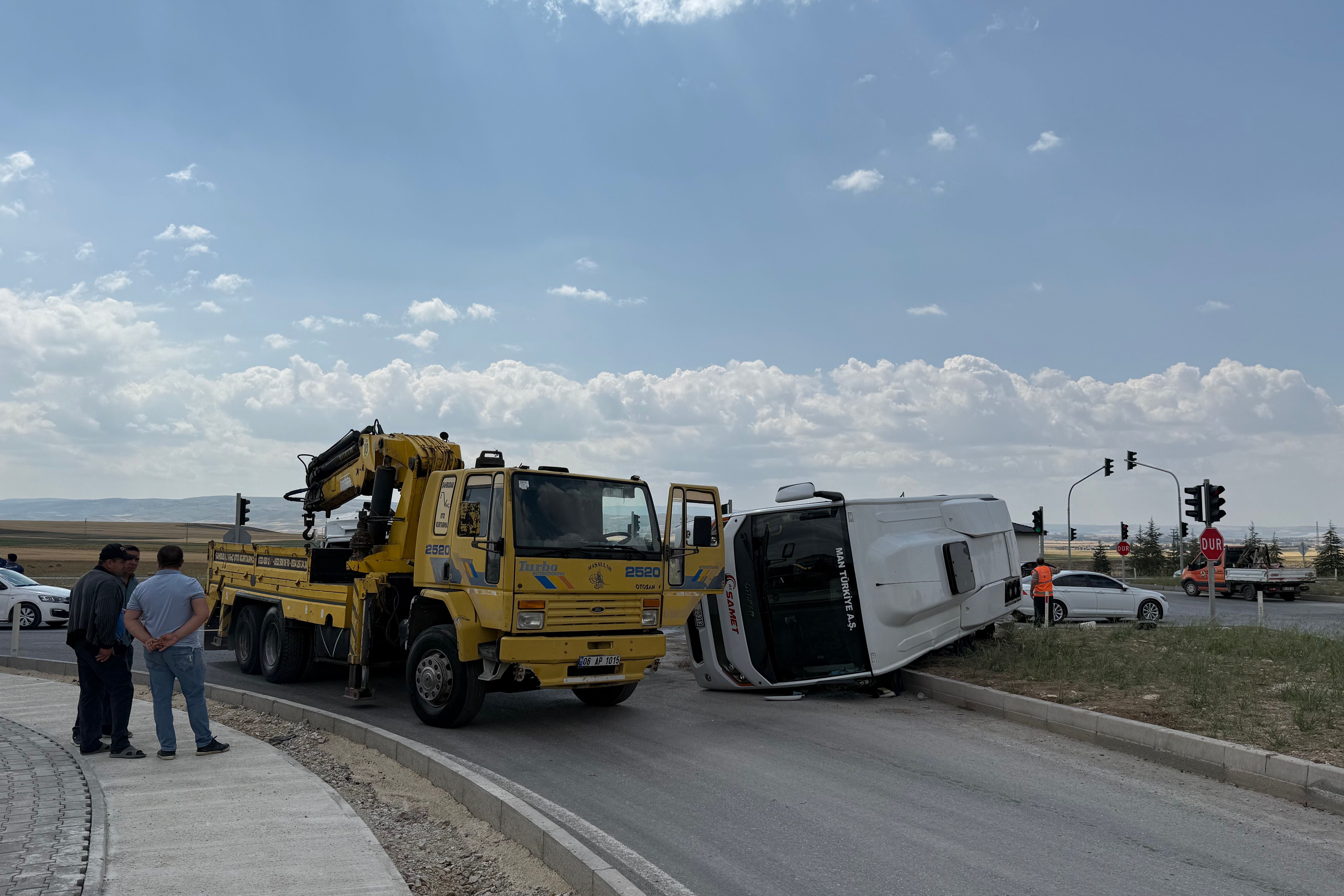 Ankara'da kamyonet ile minibüsün çarpışması sonucu 3 kişi yaralandı