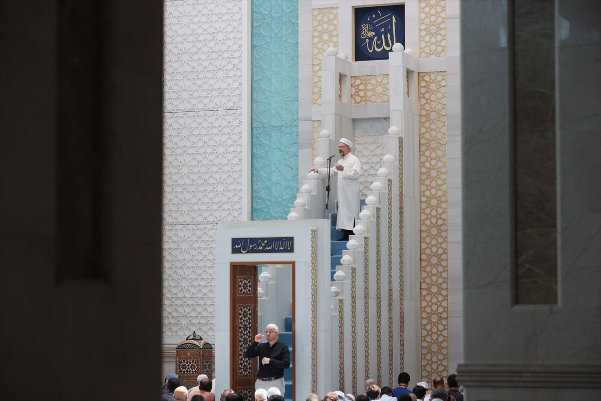 Diyanet İşleri Başkanı Erbaş, Ankara'daki Ahmet Hamdi Akseki Camisi'nde hutbe irat etti: