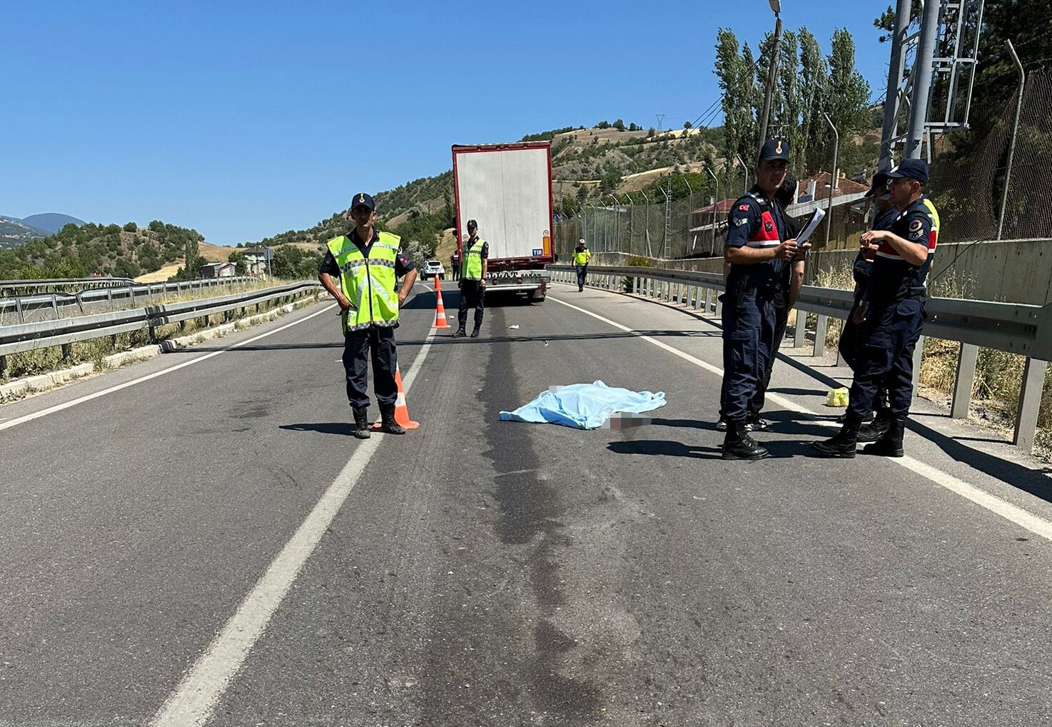 Sivas'ta tırın çarptığı yayalardan biri öldü, diğeri yaralandı