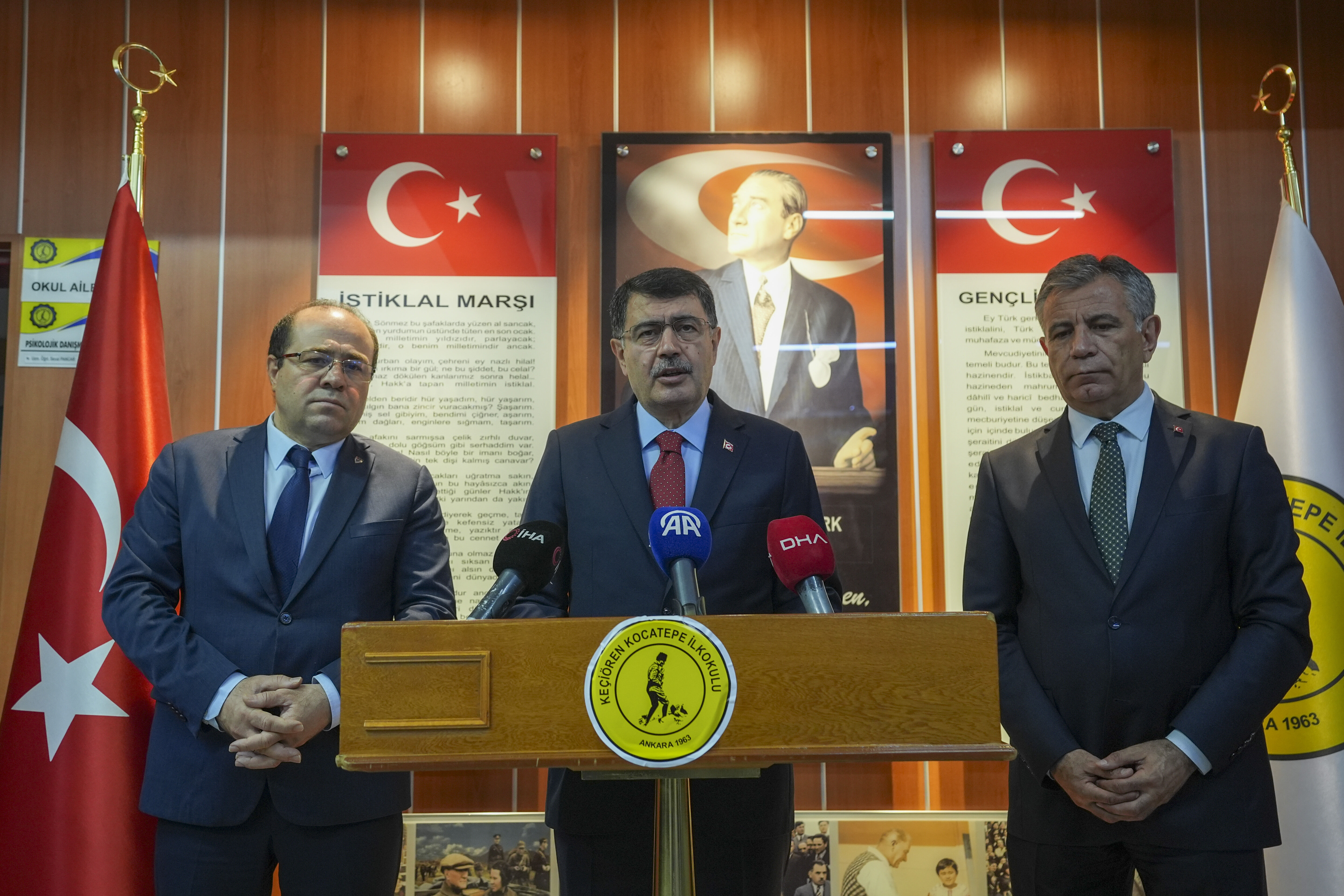 Ankara Valisi Şahin, Keçiören'de karne törenine katıldı