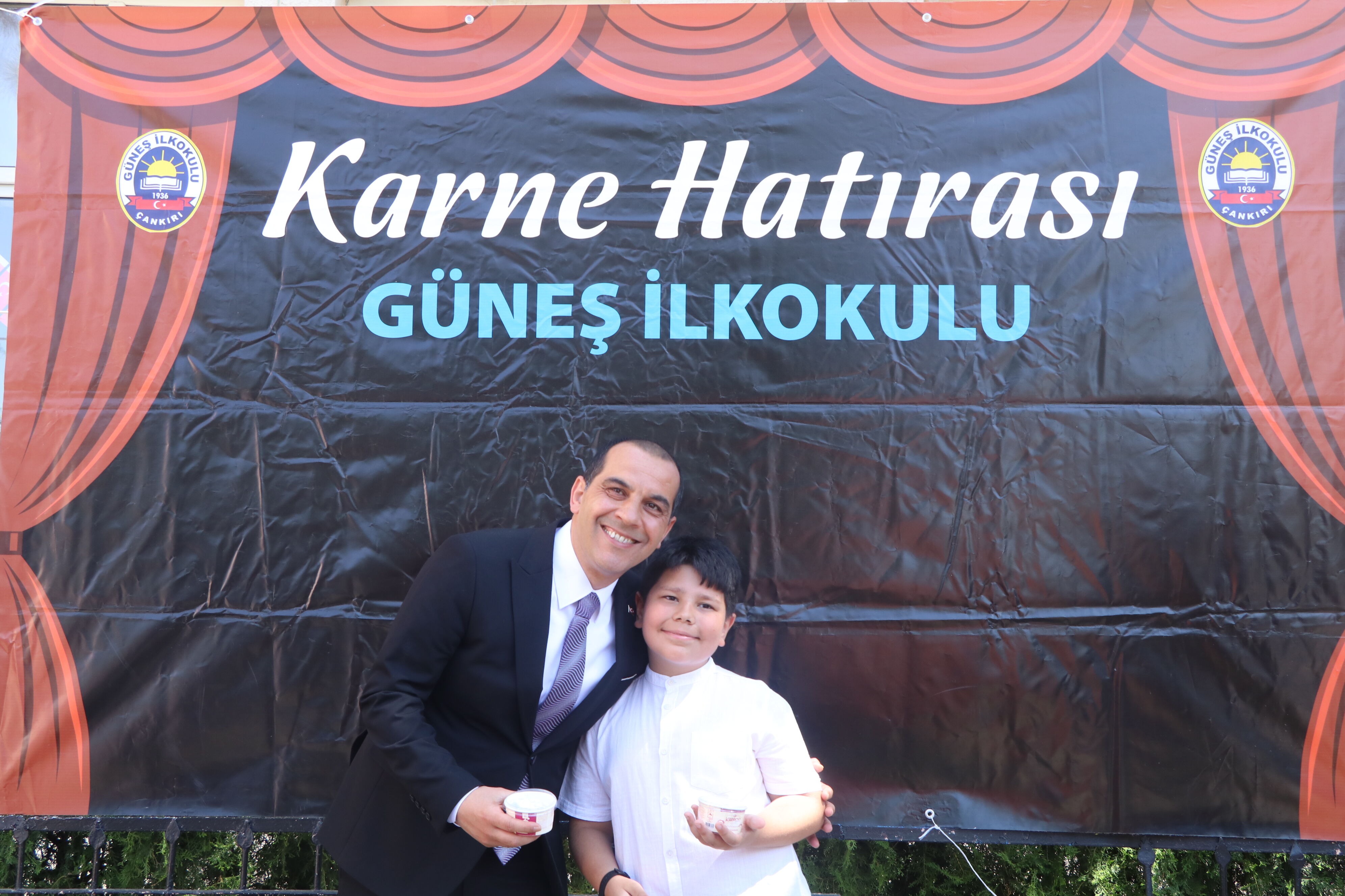 23 Nisan'da vali olan çocuğun 'Karne günü okullarda dondurma dağıtılsın' talimatı yerine getirildi