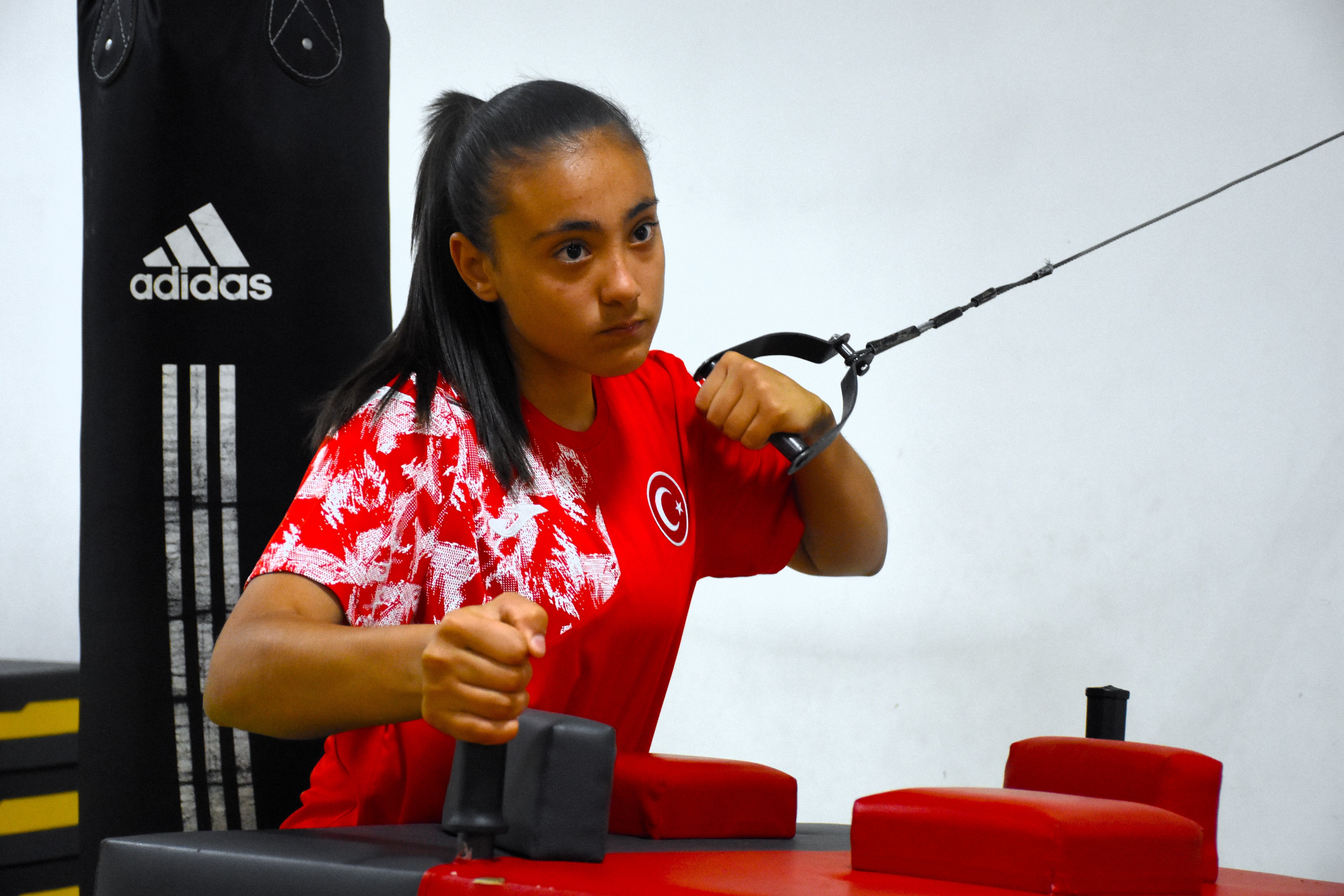 Milli sporcu Gülistan Gönen bilek güreşinde yeni başarılar peşinde