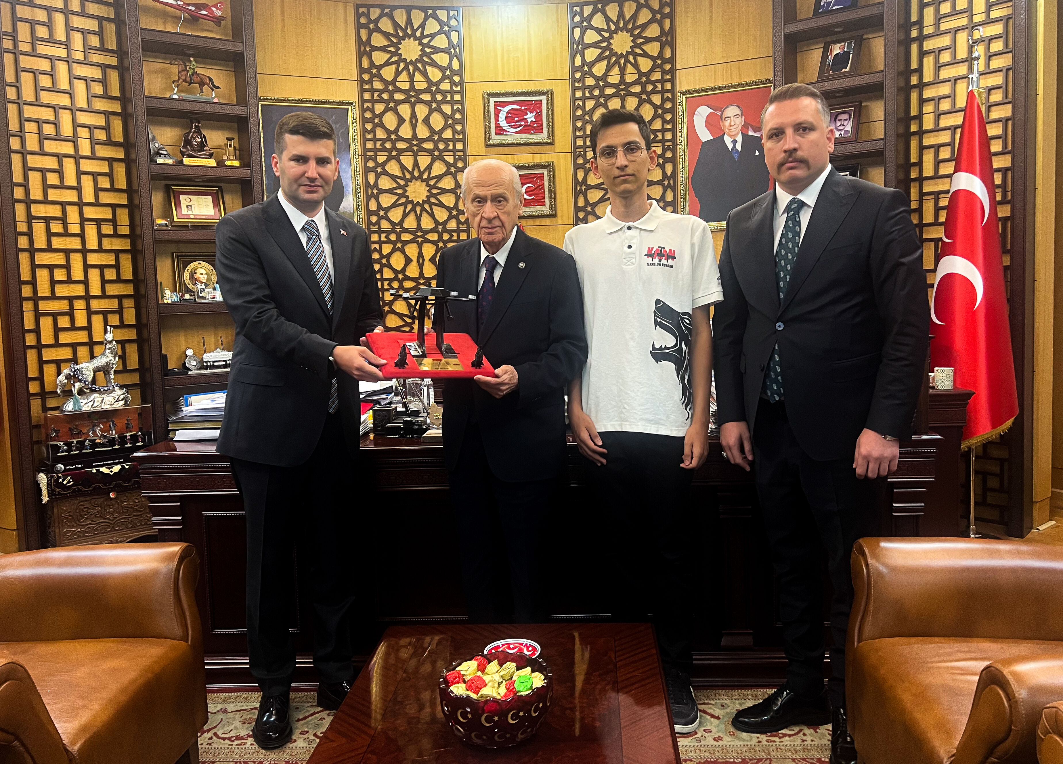 Bahçeli'ye TÜRKHAN İHA prototipi hediye edildi