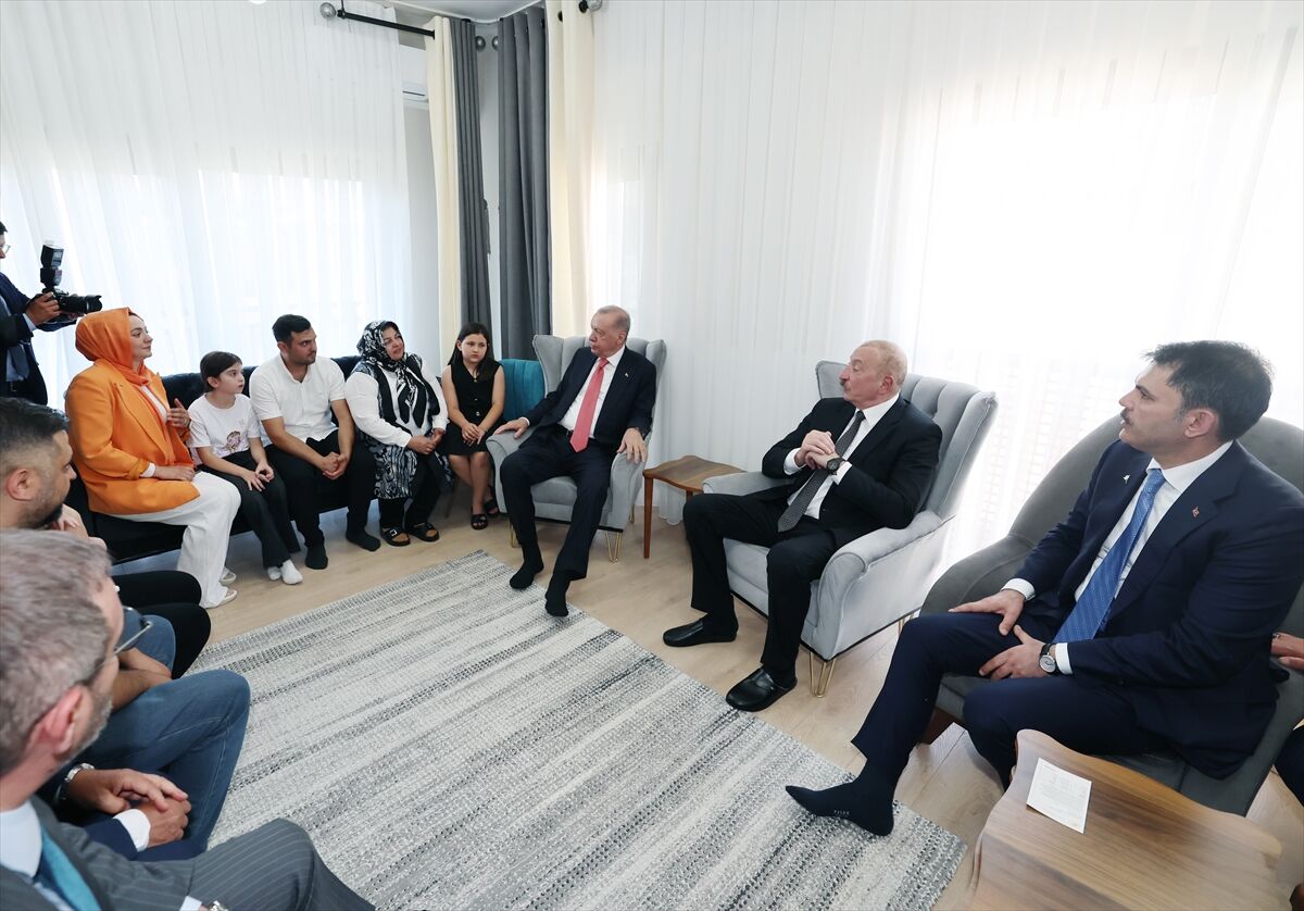 Cumhurbaşkanı Erdoğan, Kahramanmaraş'ta depremzede bir aileyi ziyaret etti