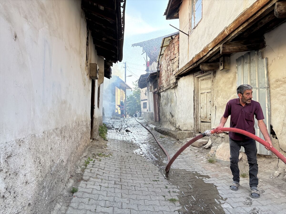 Çankırı'da metruk evde çıkan yangın söndürüldü