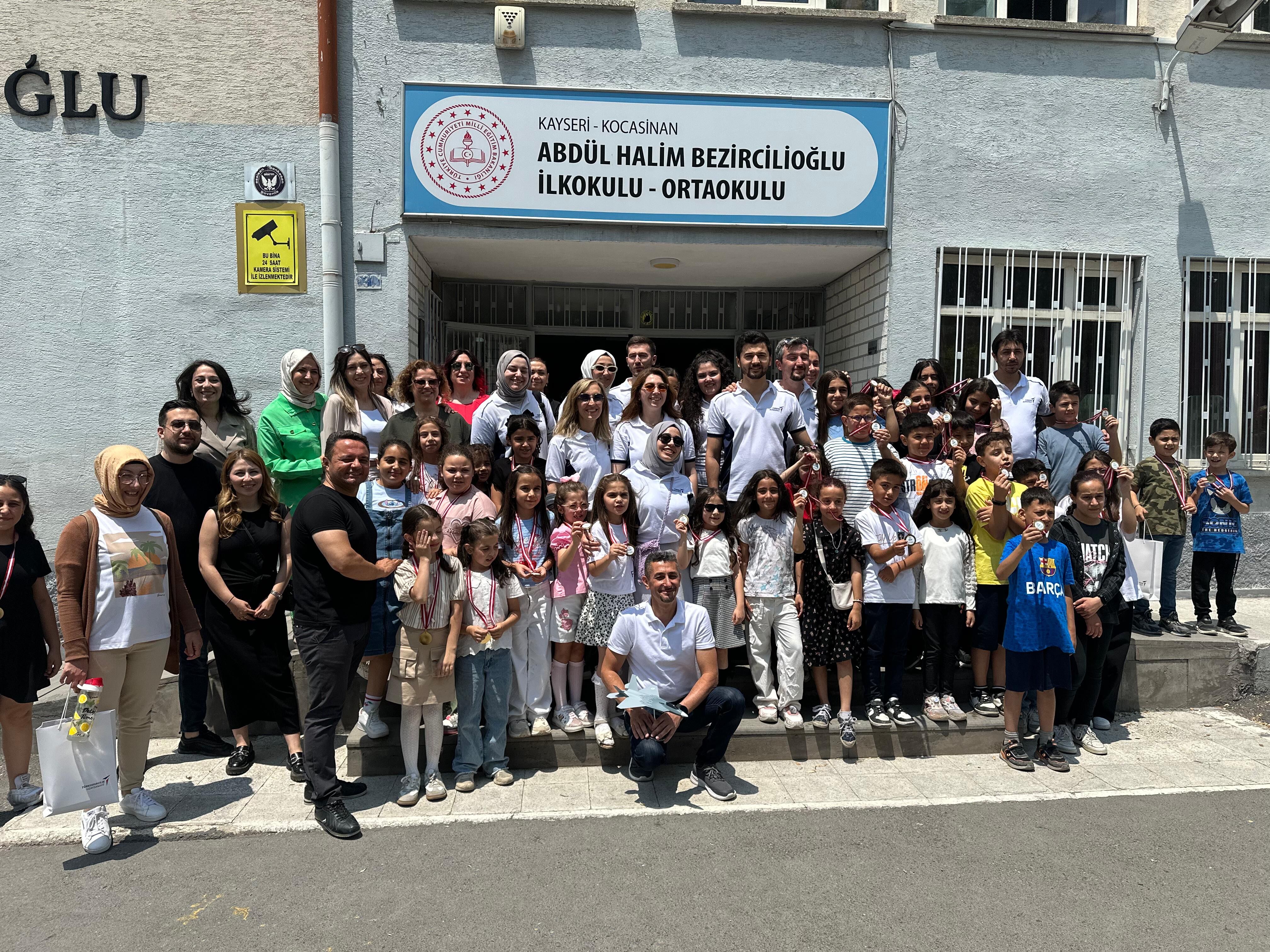 Kayseri'de ilkokul öğrencileri TUSAŞ'ın 'demir zırh'larını çizerek sergi açtı