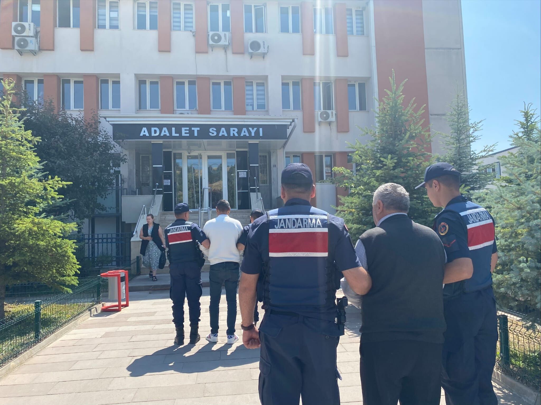 Eskişehir'de tefecilik operasyonunda yakalanan 2 kişi tutuklandı
