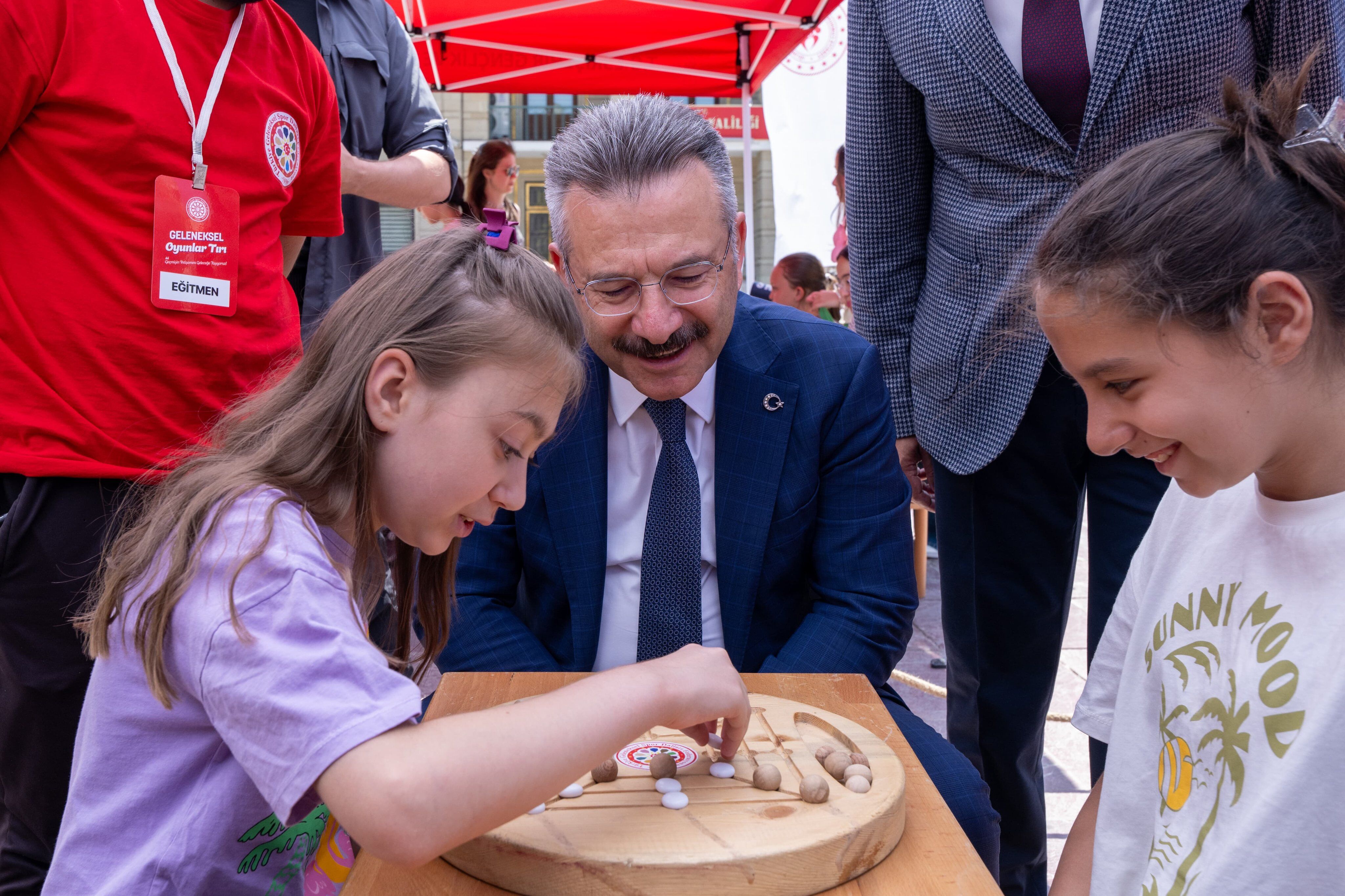 'Geleneksel Oyunlar Tırı' Eskişehir'de öğrencilerle buluştu