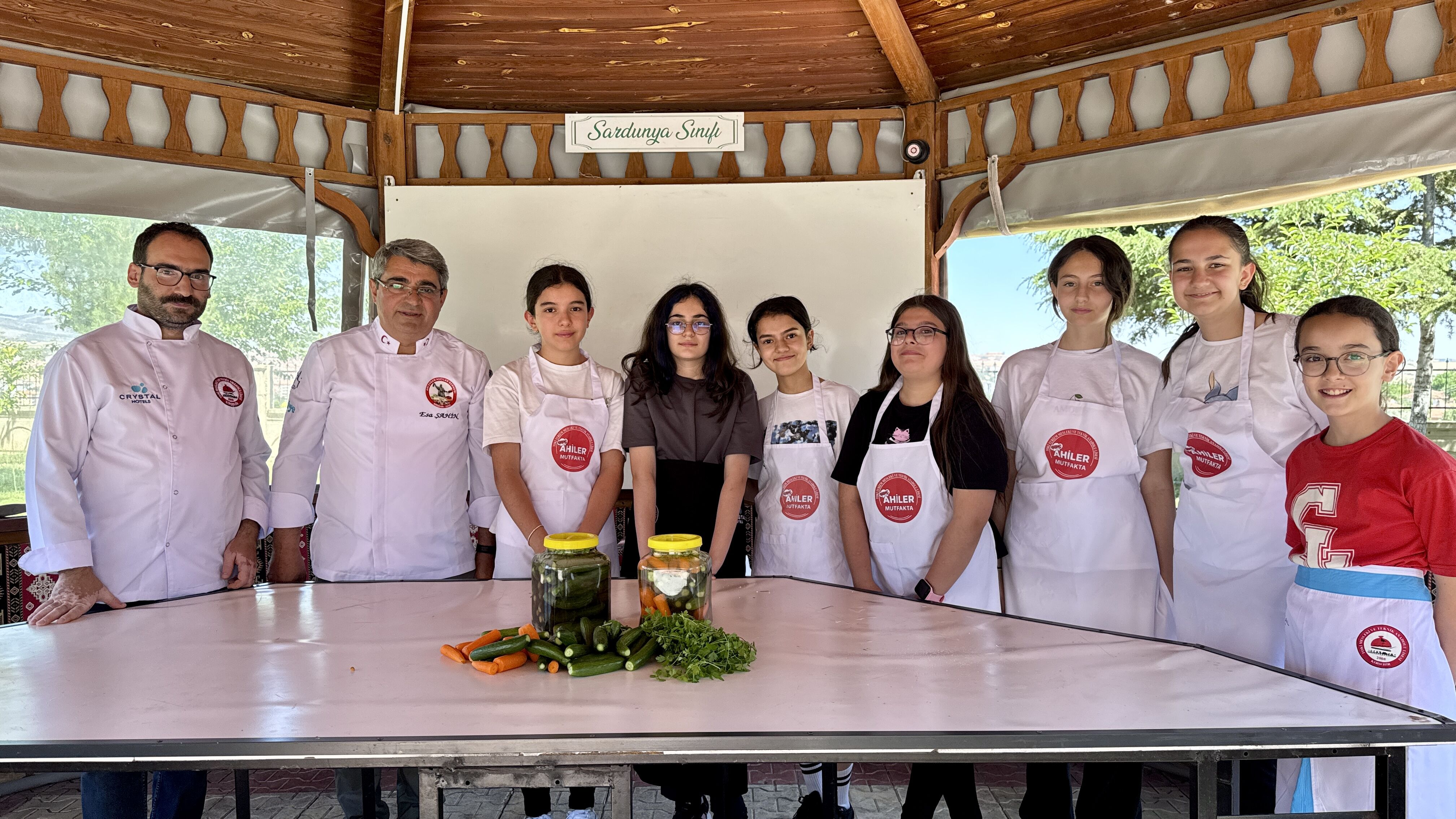 Ortaokul öğrencileri 'gastronomi serası'nda yetiştirilen ürünlerle turşu kurmayı öğreniyor