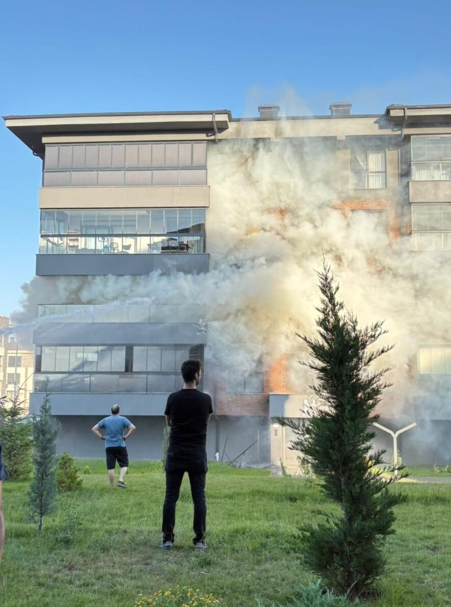 Eskişehir'de evde çıkan yangında 3 kişi dumandan etkilendi
