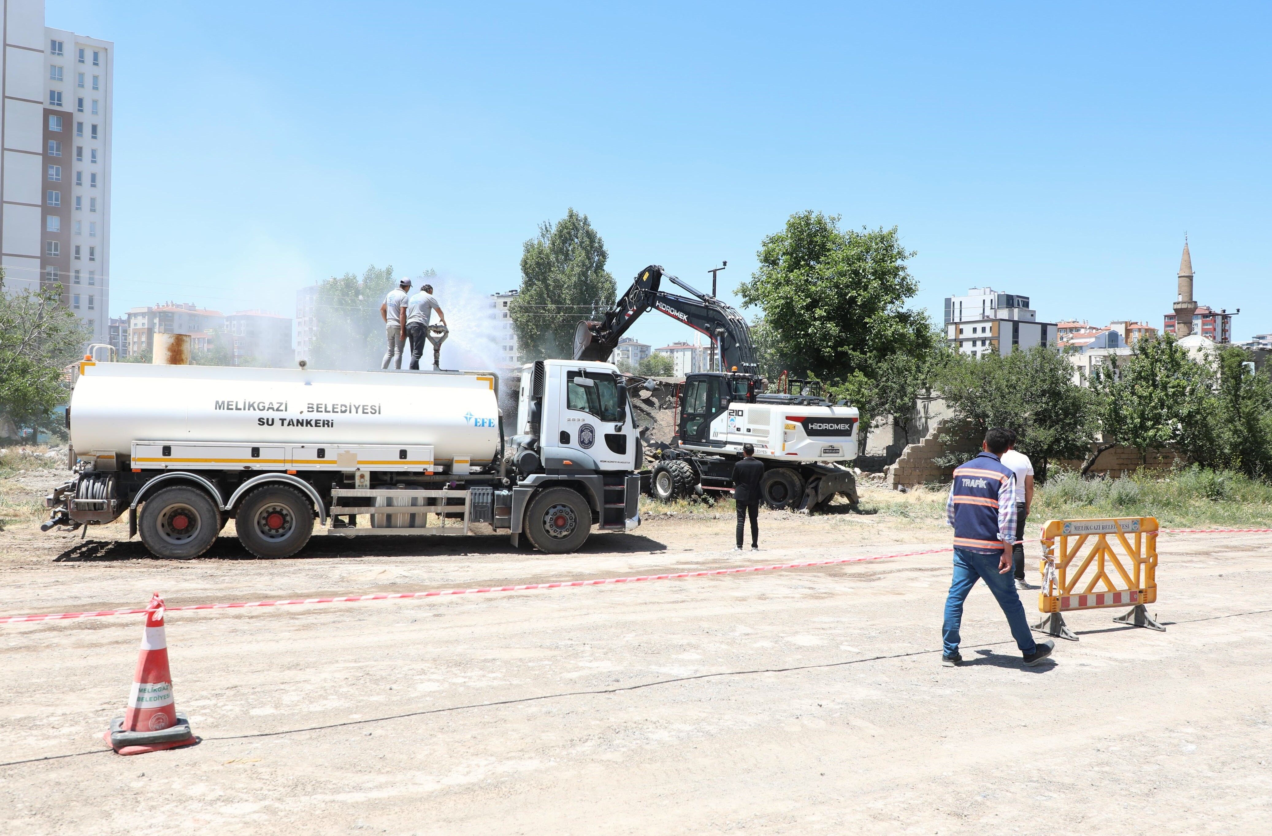 Melikgazi Belediyesi, 3 gecekondunun yıkımını yaptı