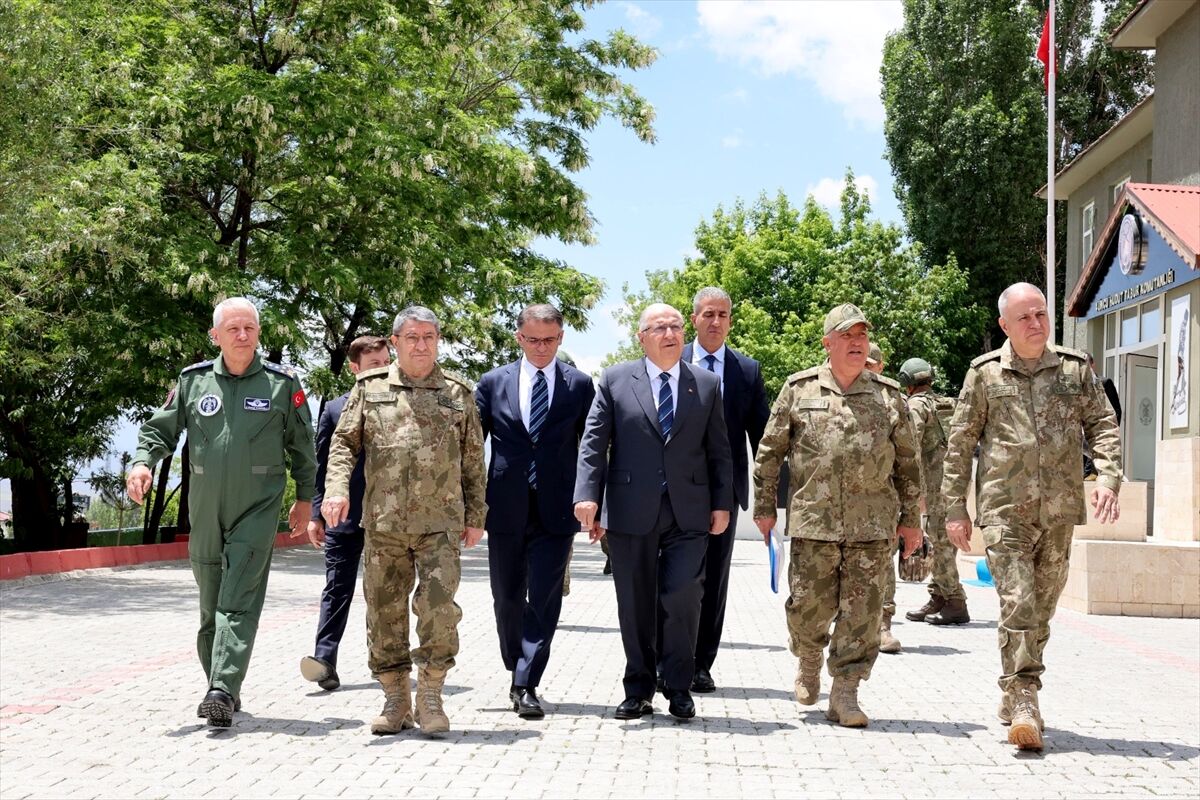 Milli Savunma Bakanı Güler, İran sınır hattında incelemelerde bulundu