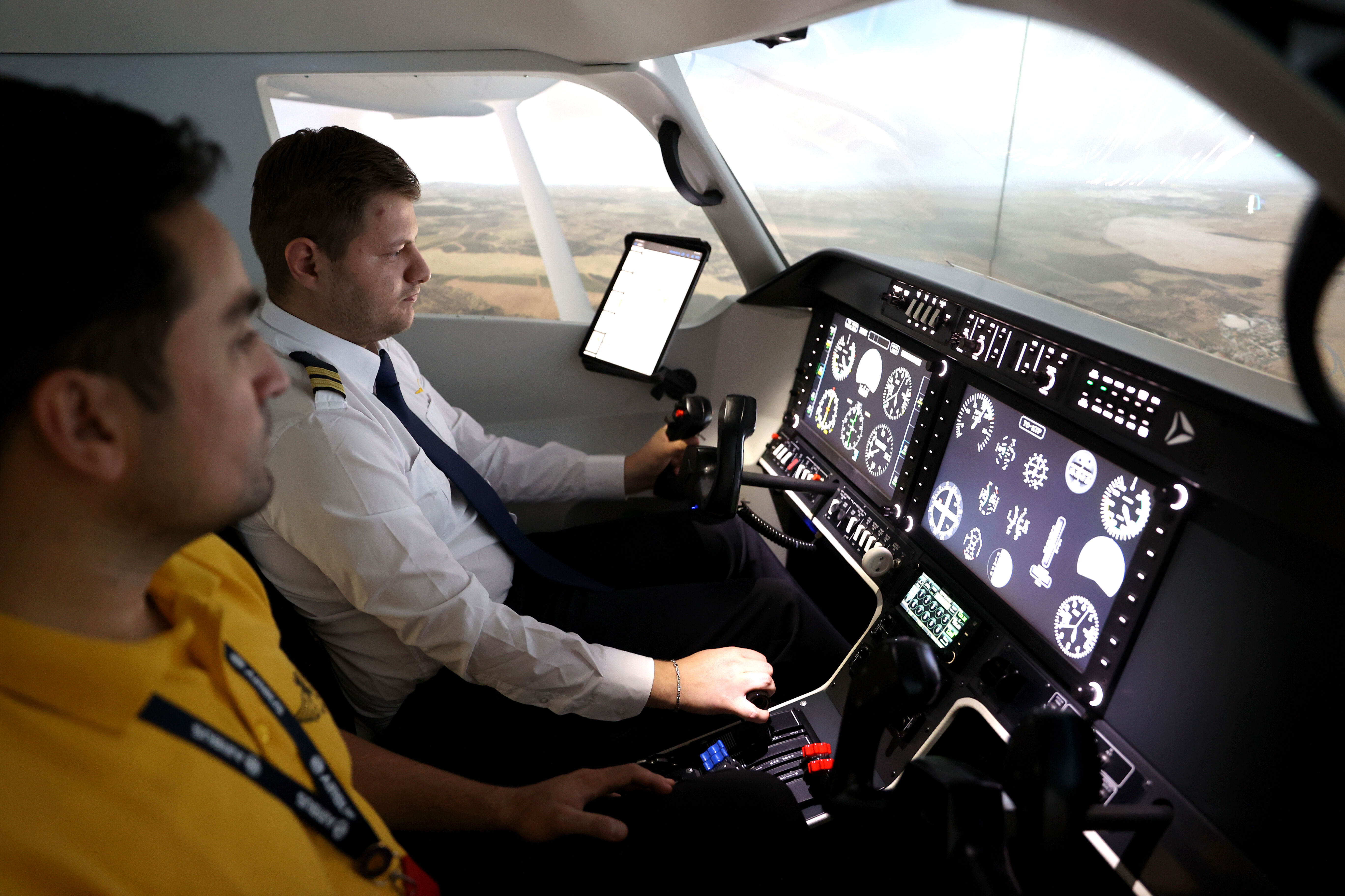 Pilot adayları simülasyon merkezinde gerçek zamanlı uçuş deneyimi yaşıyor