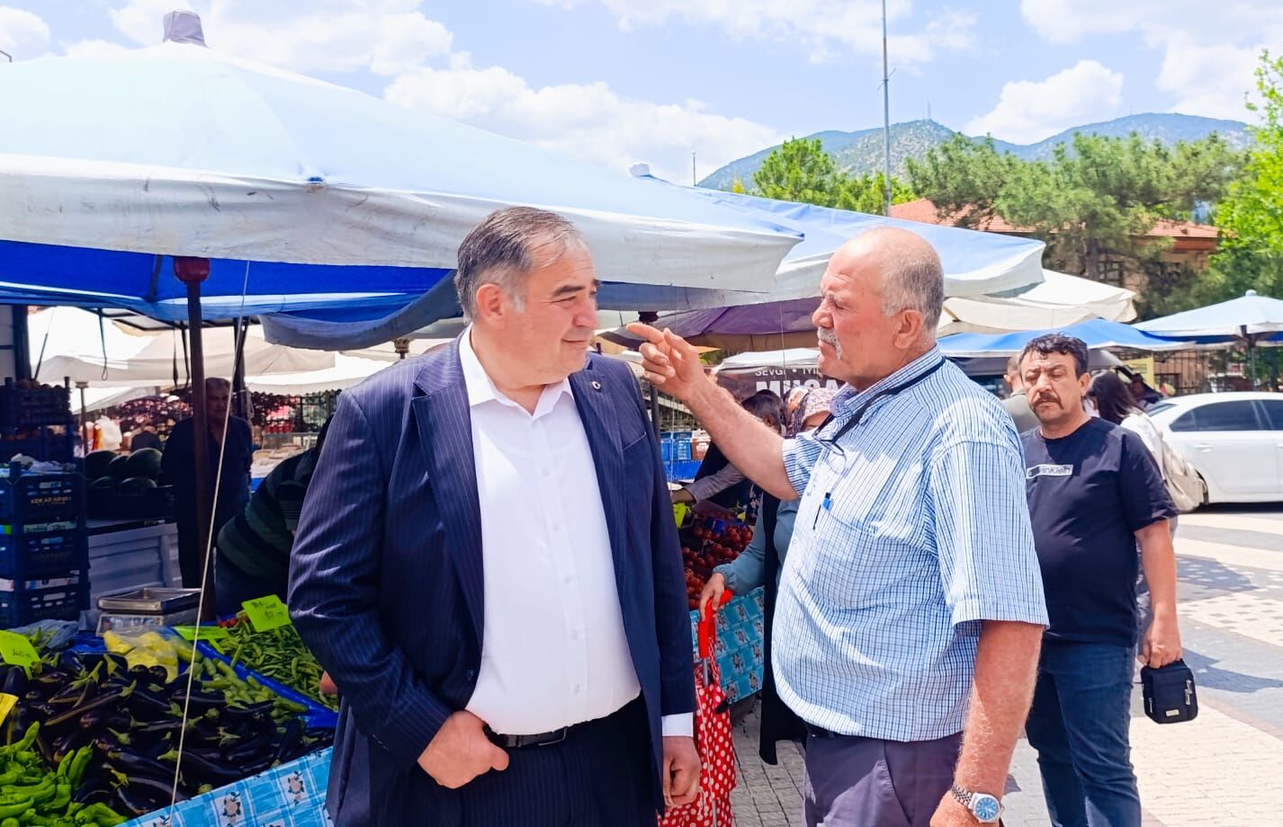 Nallıhan Belediye Başkanı Güngör, pazarcı esnafını ziyaret etti