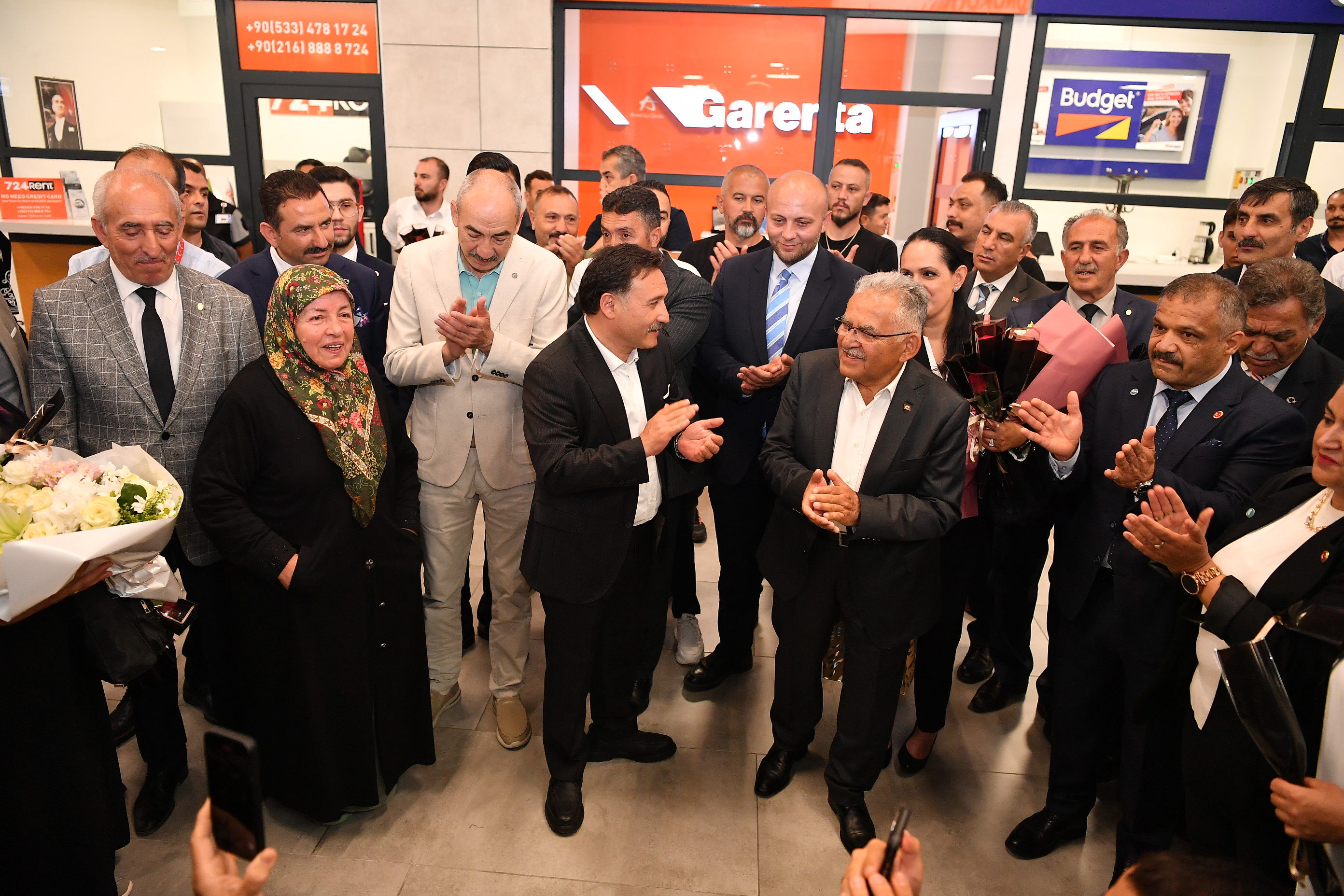 Vali Çiçek ve Başkan Büyükkılıç, Kayseri'ye gelen gurbetçileri havalimanında karşıladı