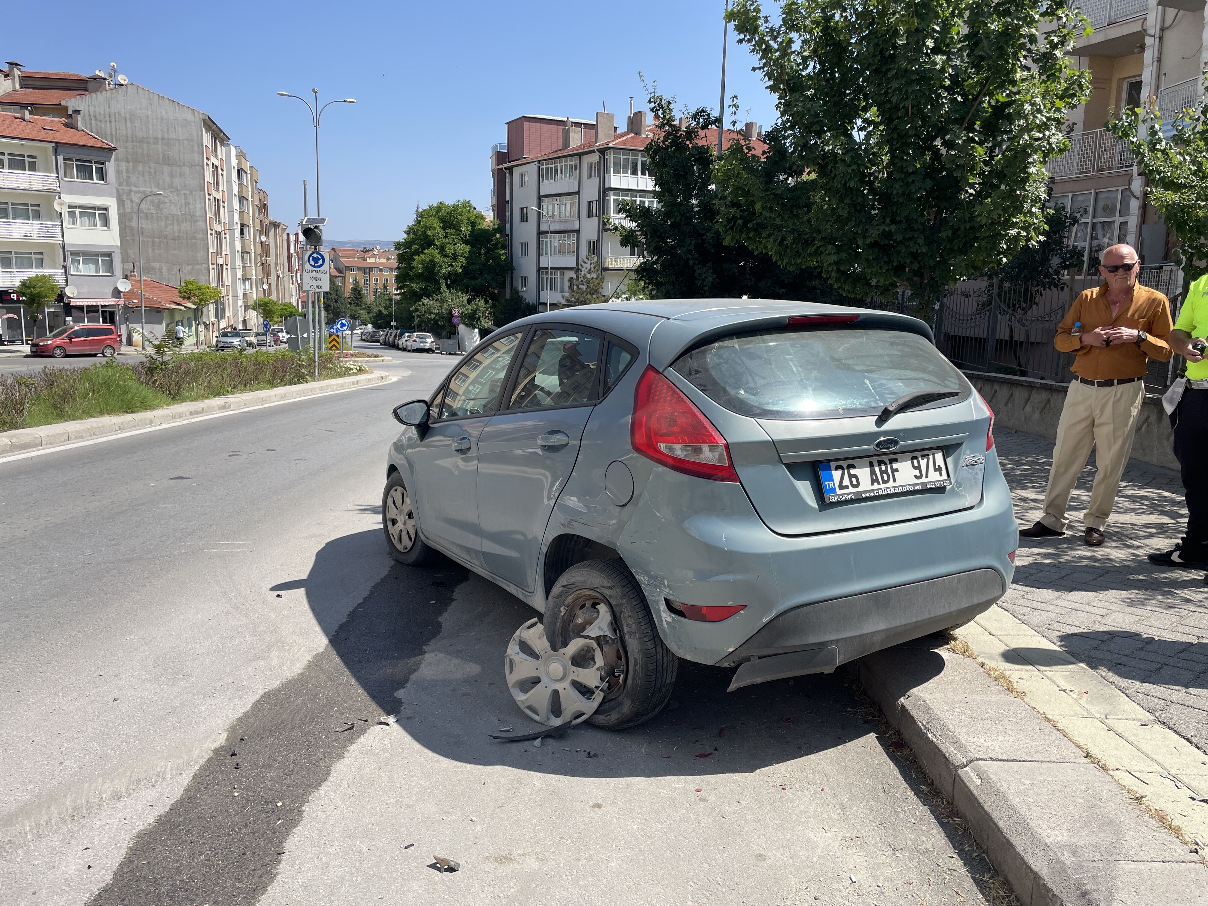 Eskişehir'de 3 araca çarpan cipin sürücüsü yaralandı