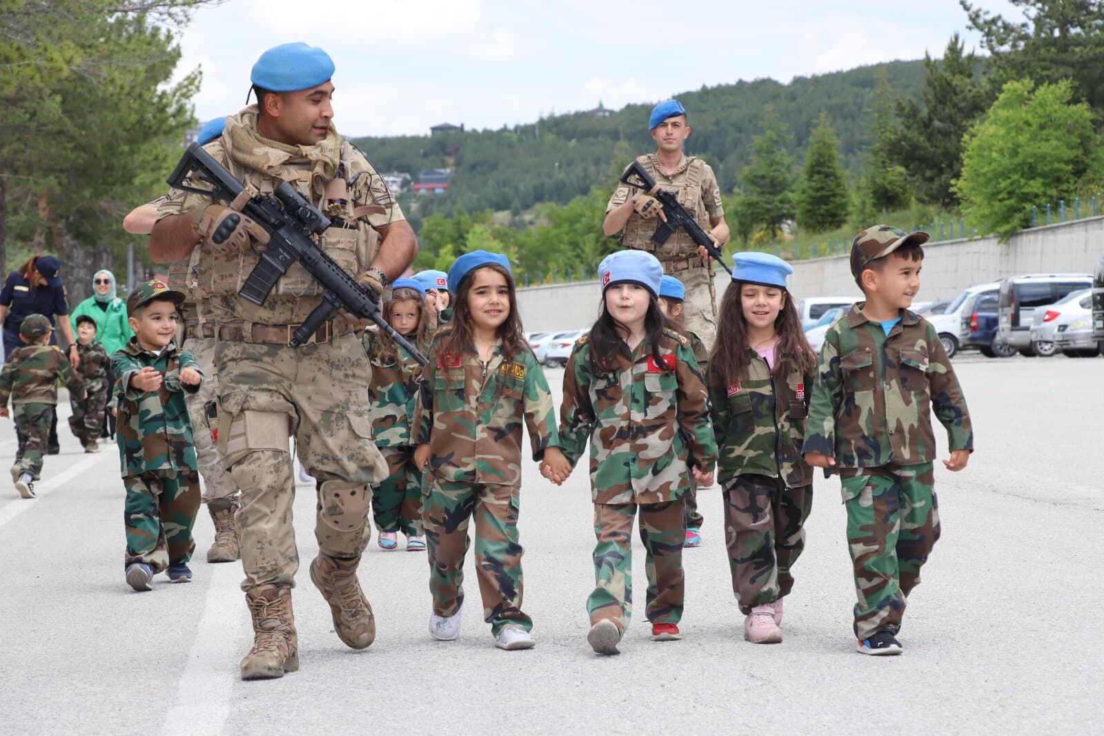 Yozgat'ta öğrenciler jandarmanın kuruluş yıl dönümünü ve Babalar Günü'nü kutladı