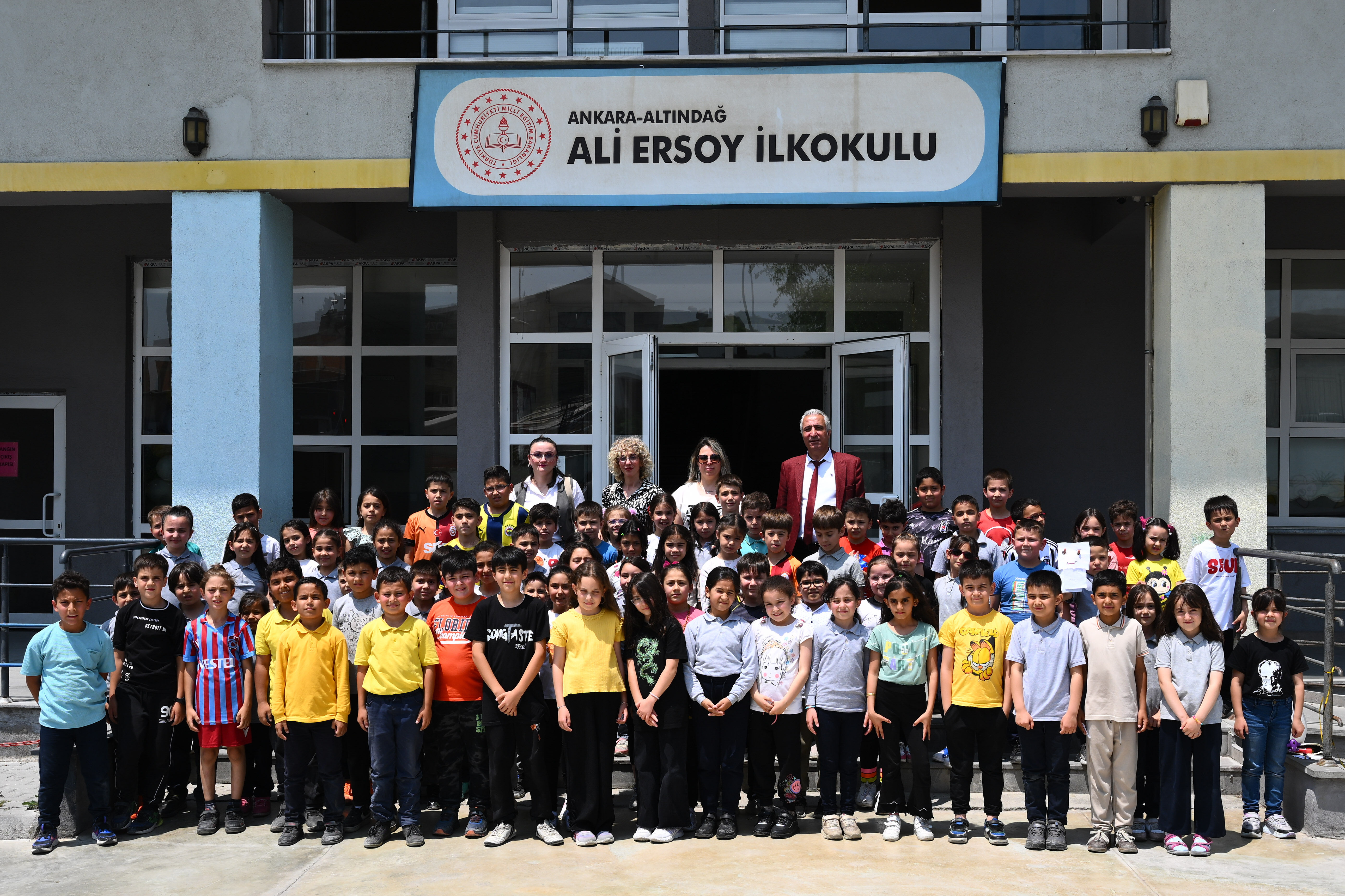 Minik öğrenciler 'Askıda Oyuncak-Kıyafet Sergisi'yle örnek olmak istiyor