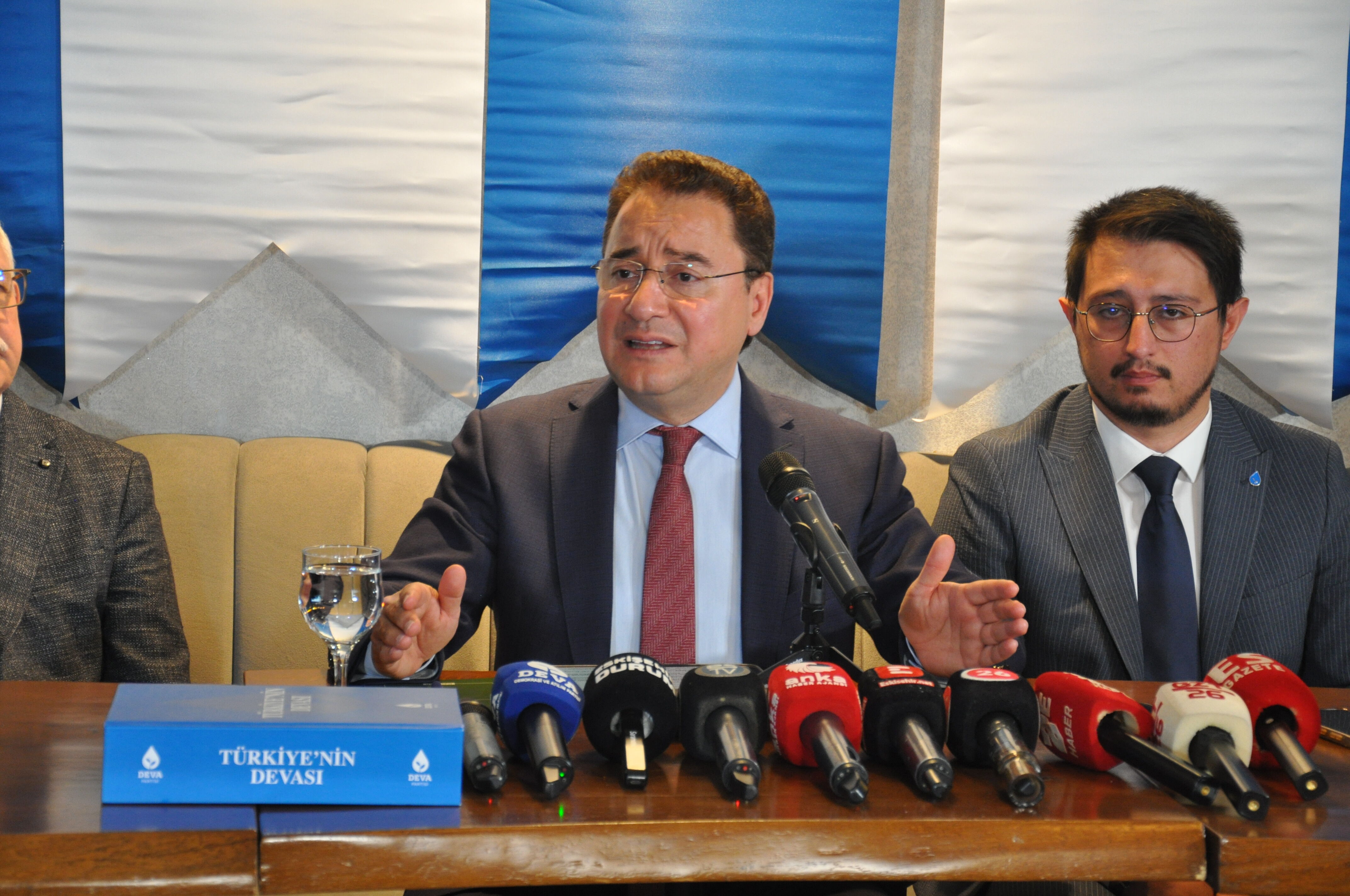 DEVA Partisi Genel Başkanı Babacan, Eskişehir'de basın mensuplarıyla bir araya geldi