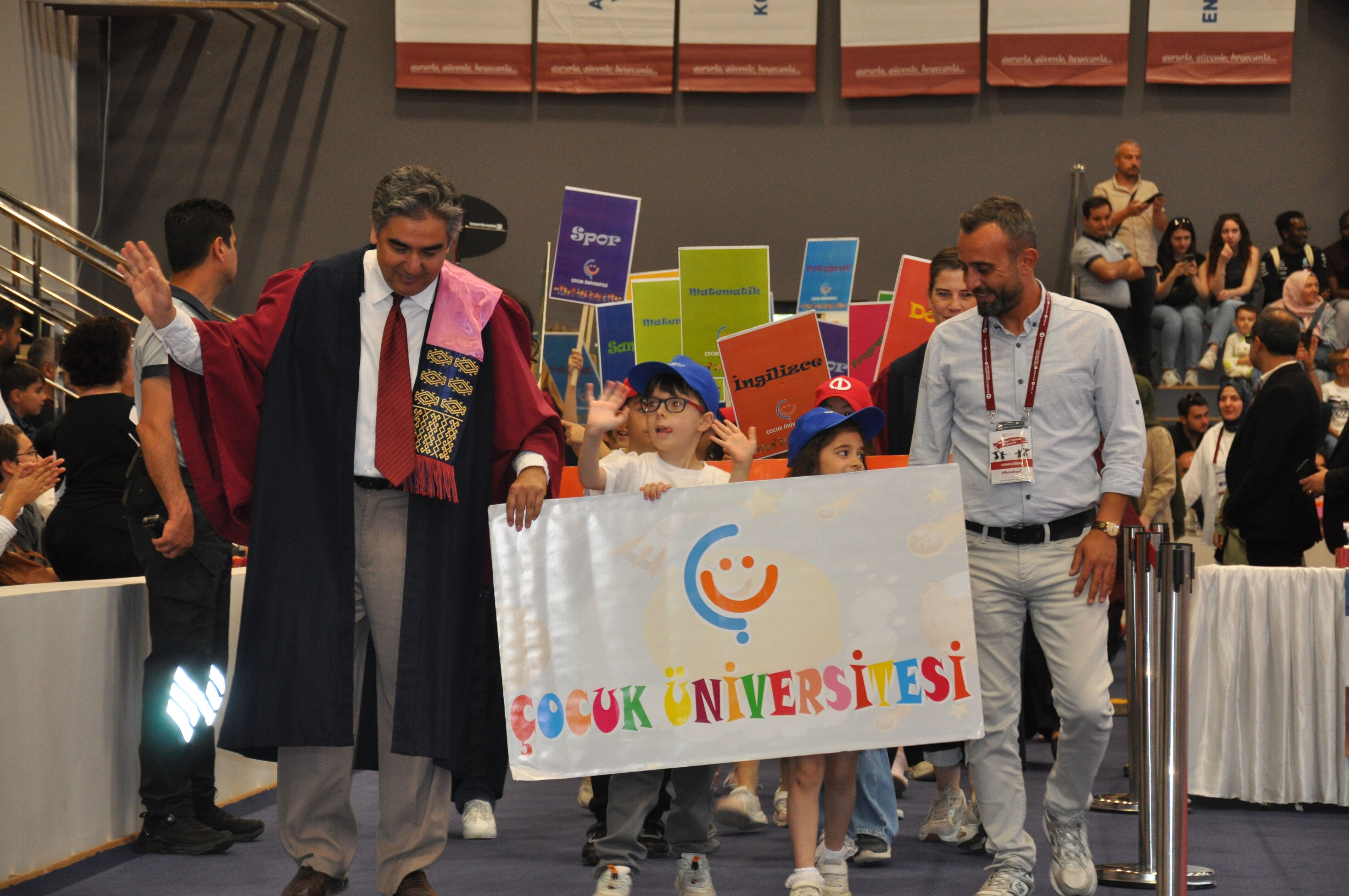Anadolu Üniversitesinde 7'den 77'ye mezunlar için tören düzenlendi