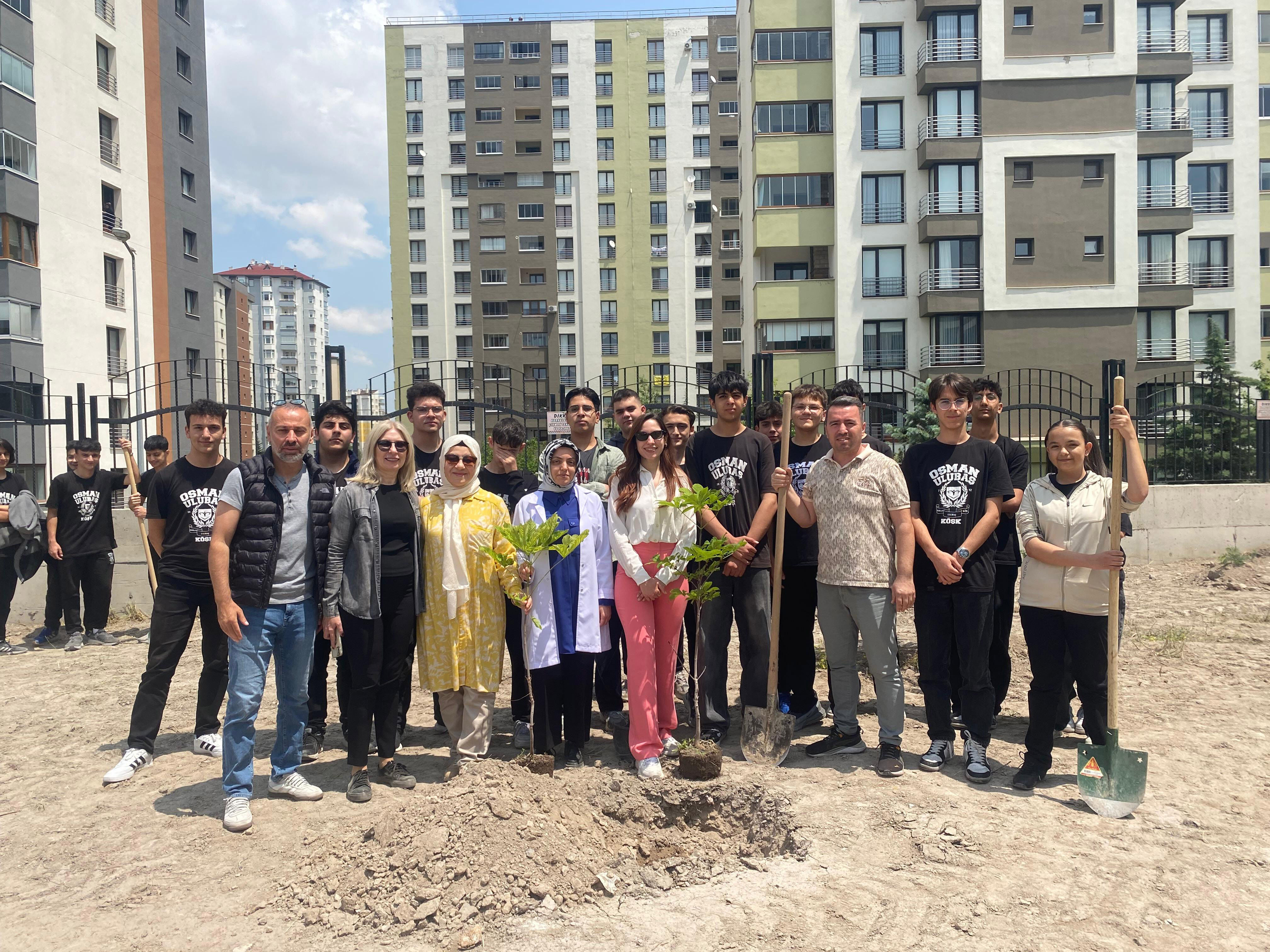 Lise öğrencileri eski tişörtleri çantaya, meyve atıklarını ise komposta dönüştürüyor