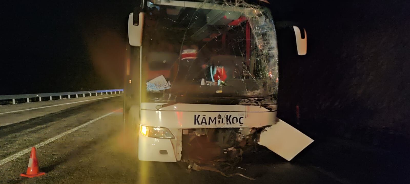 Konya'da yolcu otobüsüyle çarpışan otomobilin sürücüsü öldü, 8 kişi yaralandı