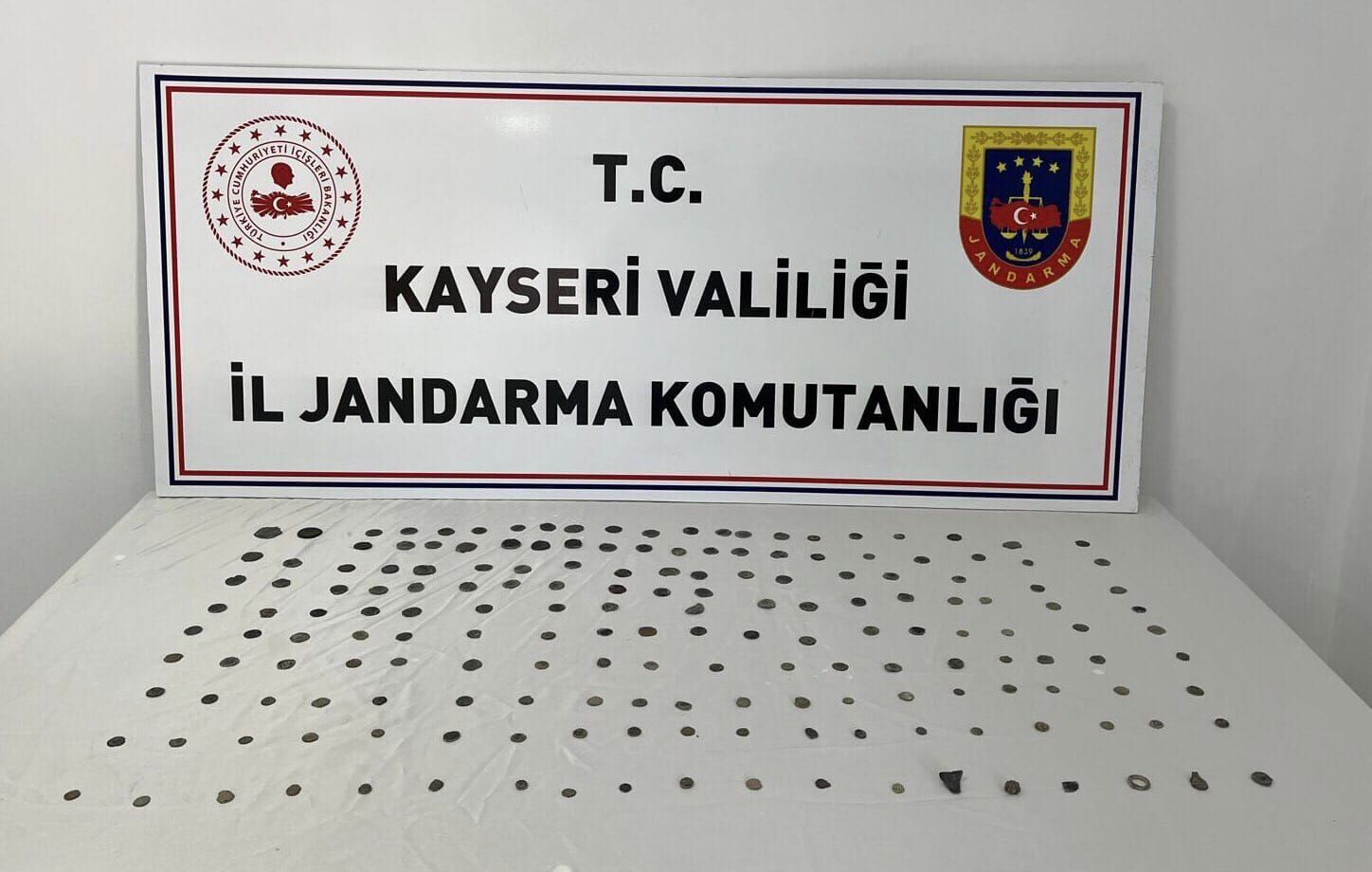 Kayseri'de 181 sikke ve tarihi obje ele geçirildi