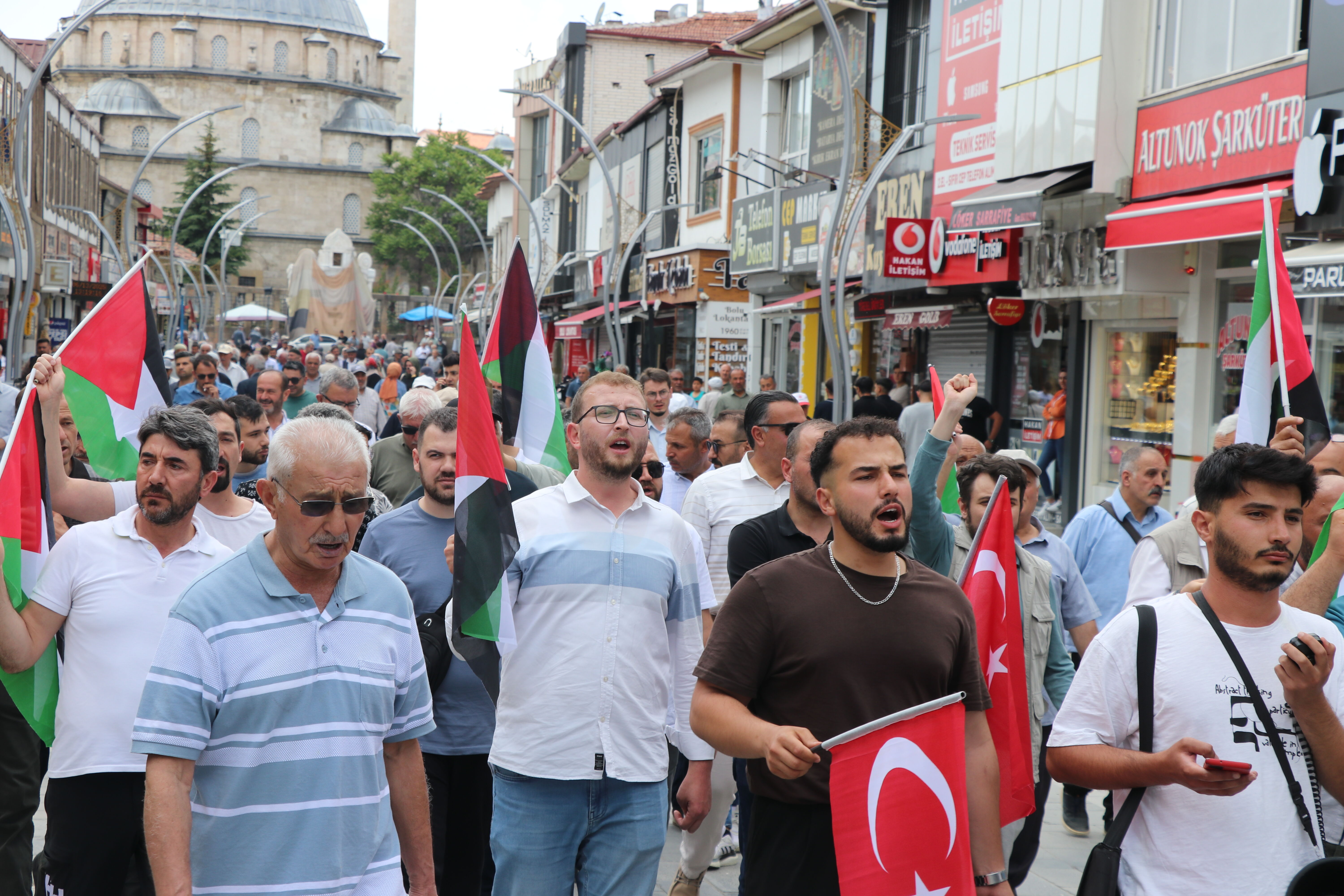 İsrail'in Gazze'ye yardım götüren 'Madleen' gemisine saldırısı Yozgat'ta protesto edildi