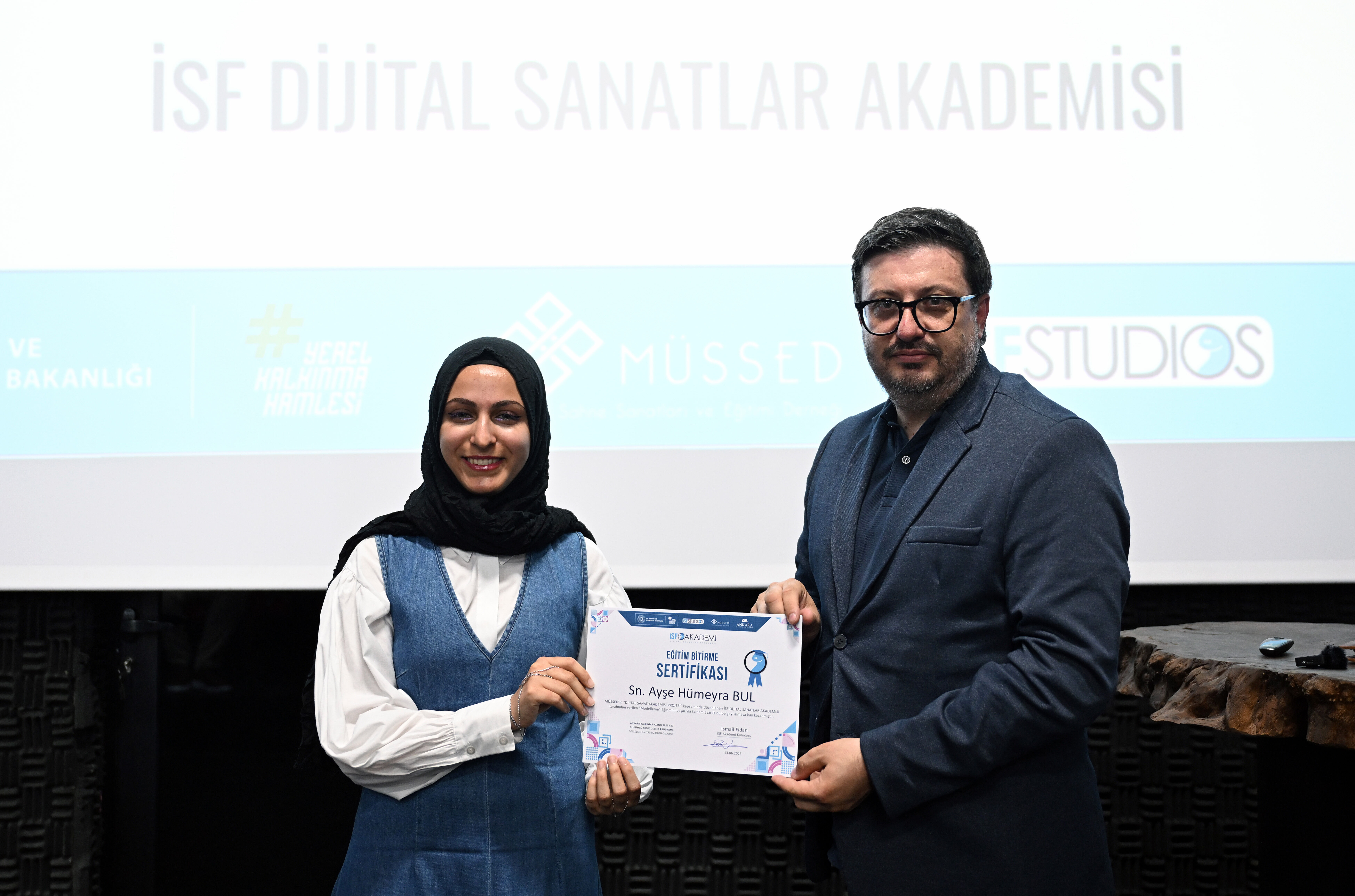 'Dijital Sanat Akademisi'ni başarıyla tamamlayan 49 kursiyer sertifika aldı