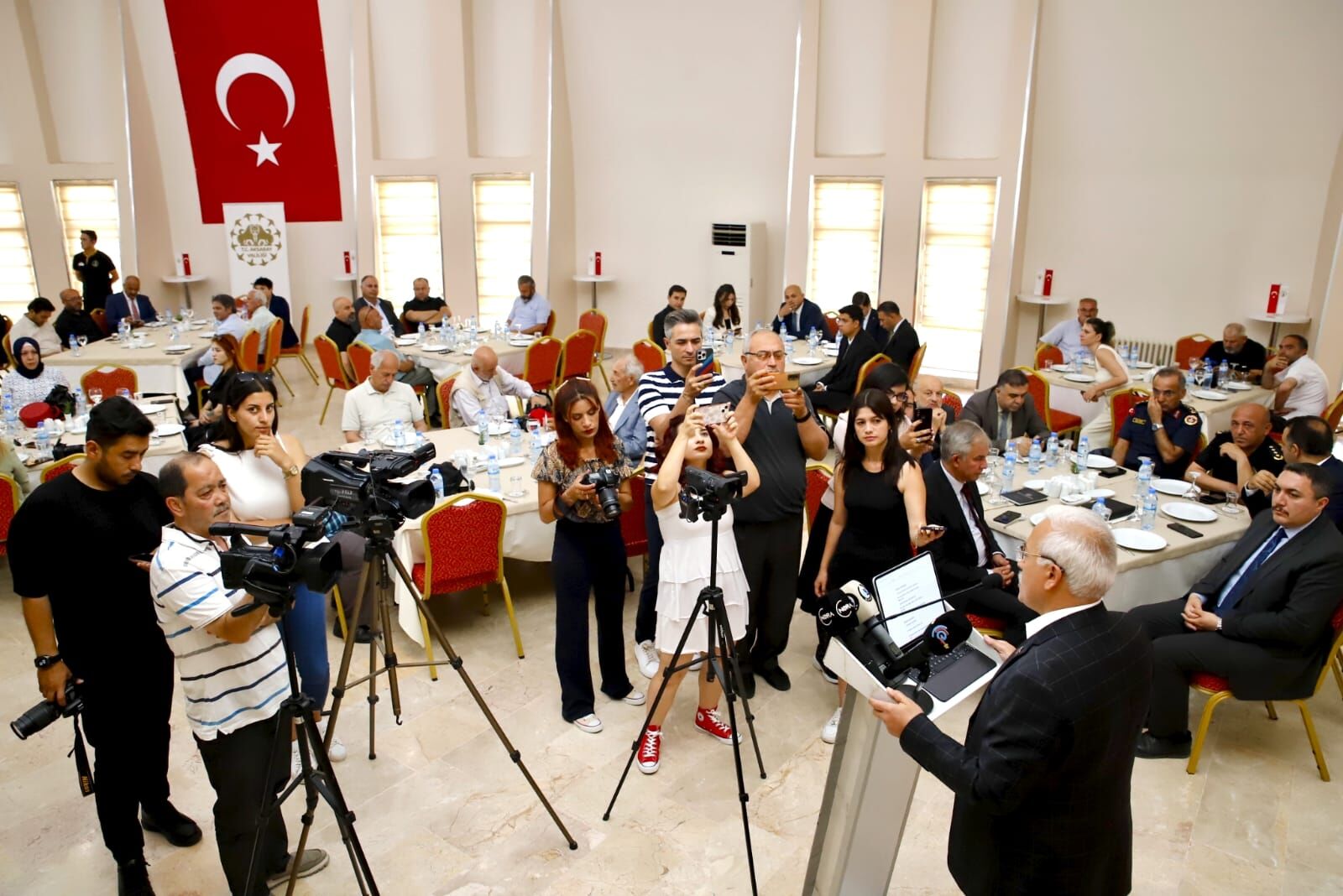 Aksaray Valisi Kumbuzoğlu, yerel ve ulusal medya temsilcileriyle bir araya geldi