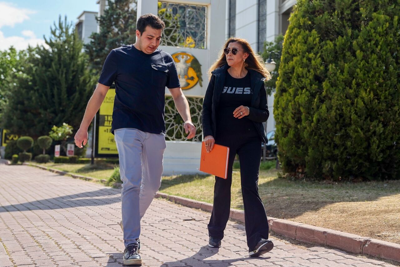Anne oğul aynı üniversitede eğitim görüyor