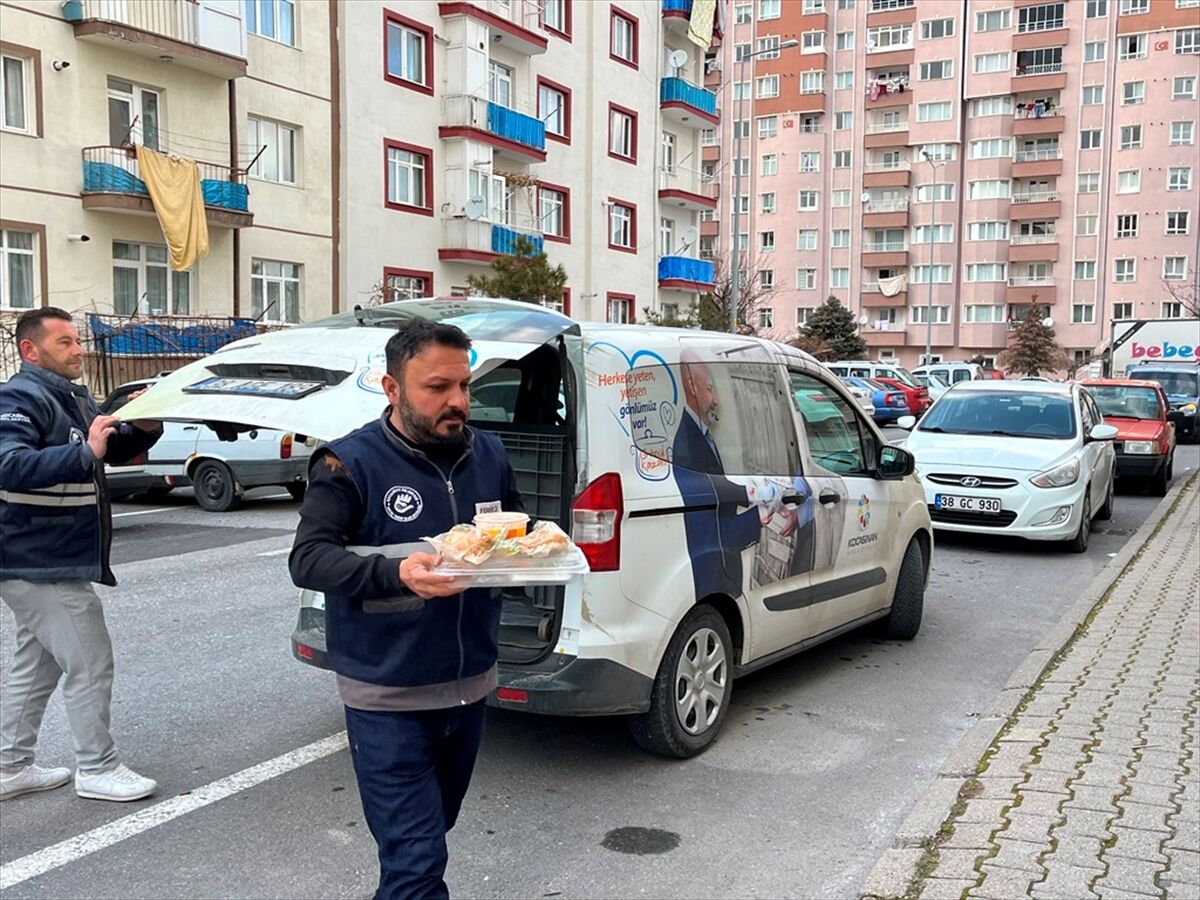 Kocasinan Belediyesi, 226 vatandaşın evine sıcak yemek ulaştırıyor