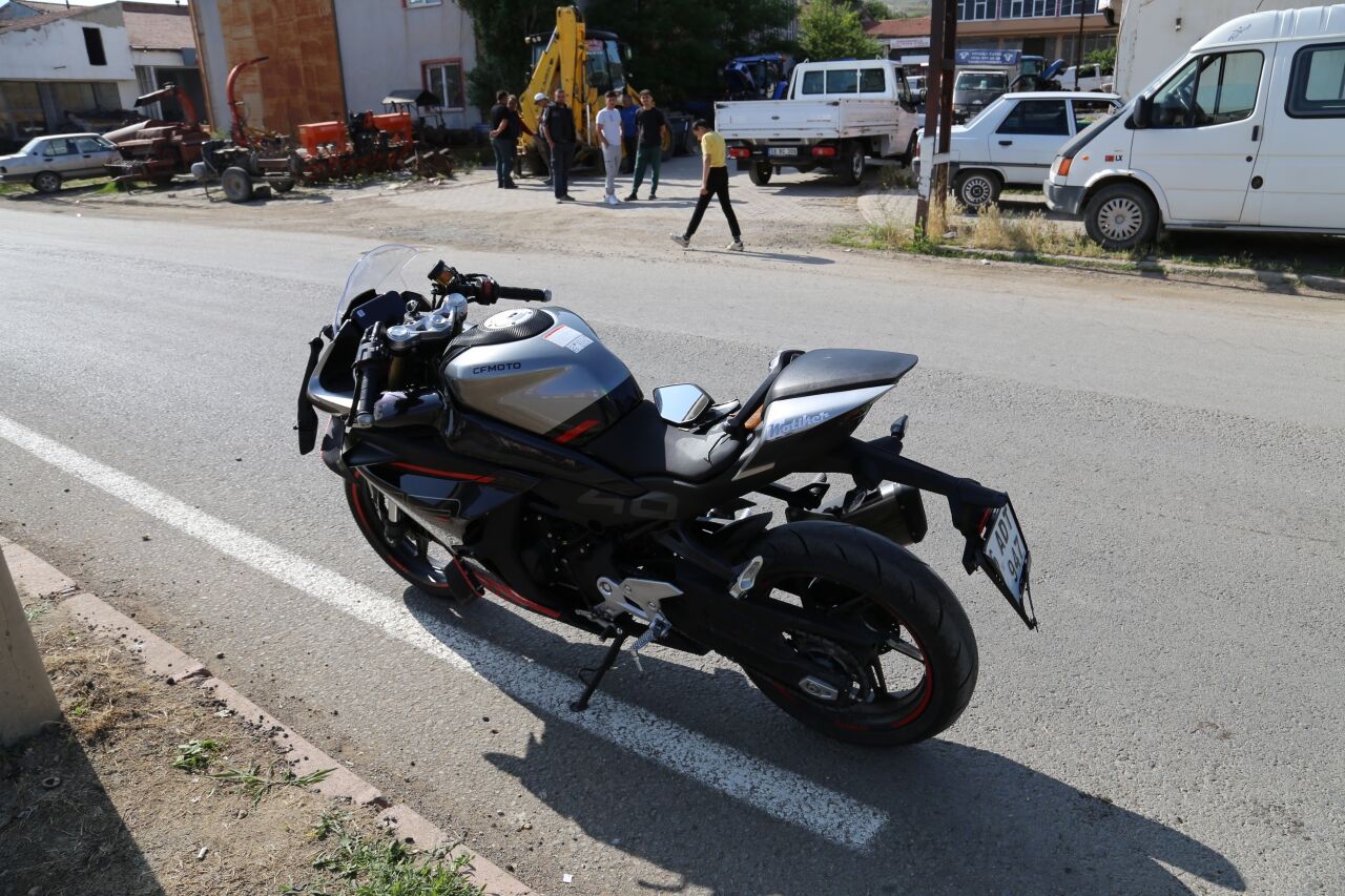 Gemerek'te traktörle motosikletin çarpıştığı kazada 1 kişi yaralandı