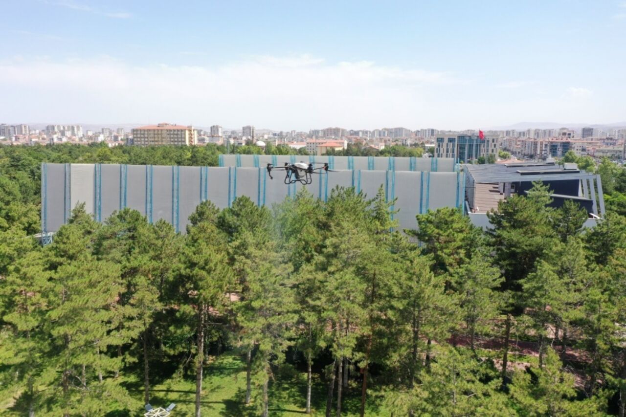 Kocasinan'da açık alanlar dronla ilaçlanıyor