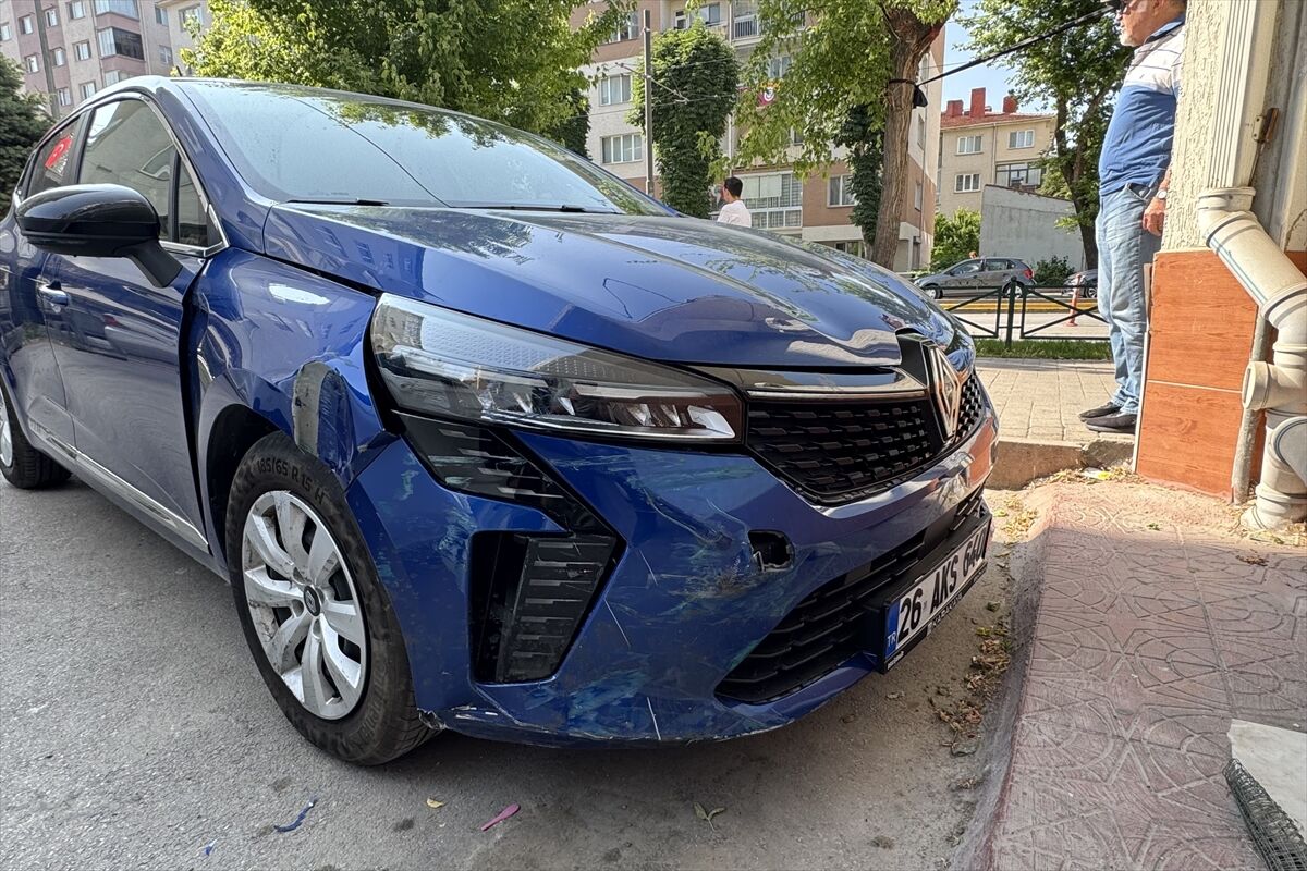 Eskişehir'de bir otomobilin iş yerine çarpması güvenlik kamerasında
