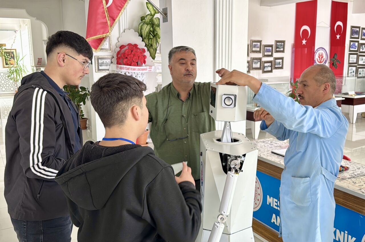 Öğrenci ve öğretmenlerin geliştirdiği robot "AhiBot", ziyaretçilere rehberlik ediyor