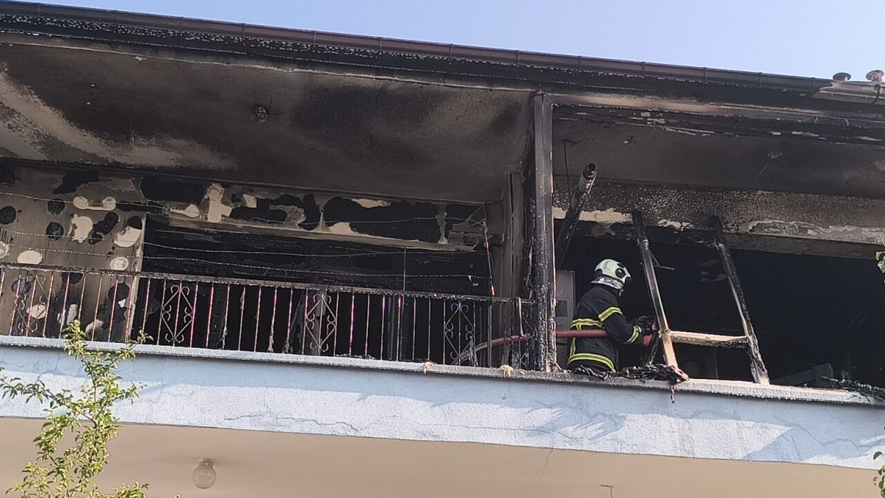Kırıkkale'de 3 katlı apartmanda çıkan yangın hasara neden oldu