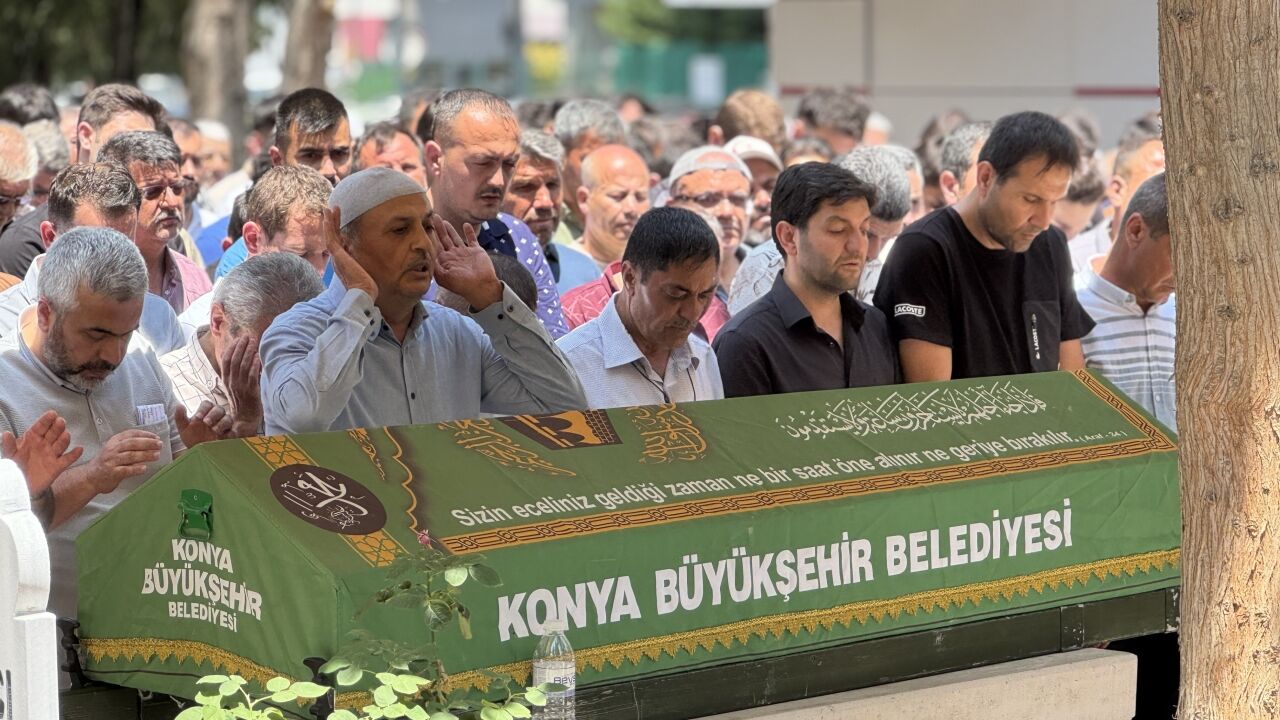 Konya'da trafik kazasında ölen üniversite öğrencisi motokuryenin cenazesi toprağa verildi