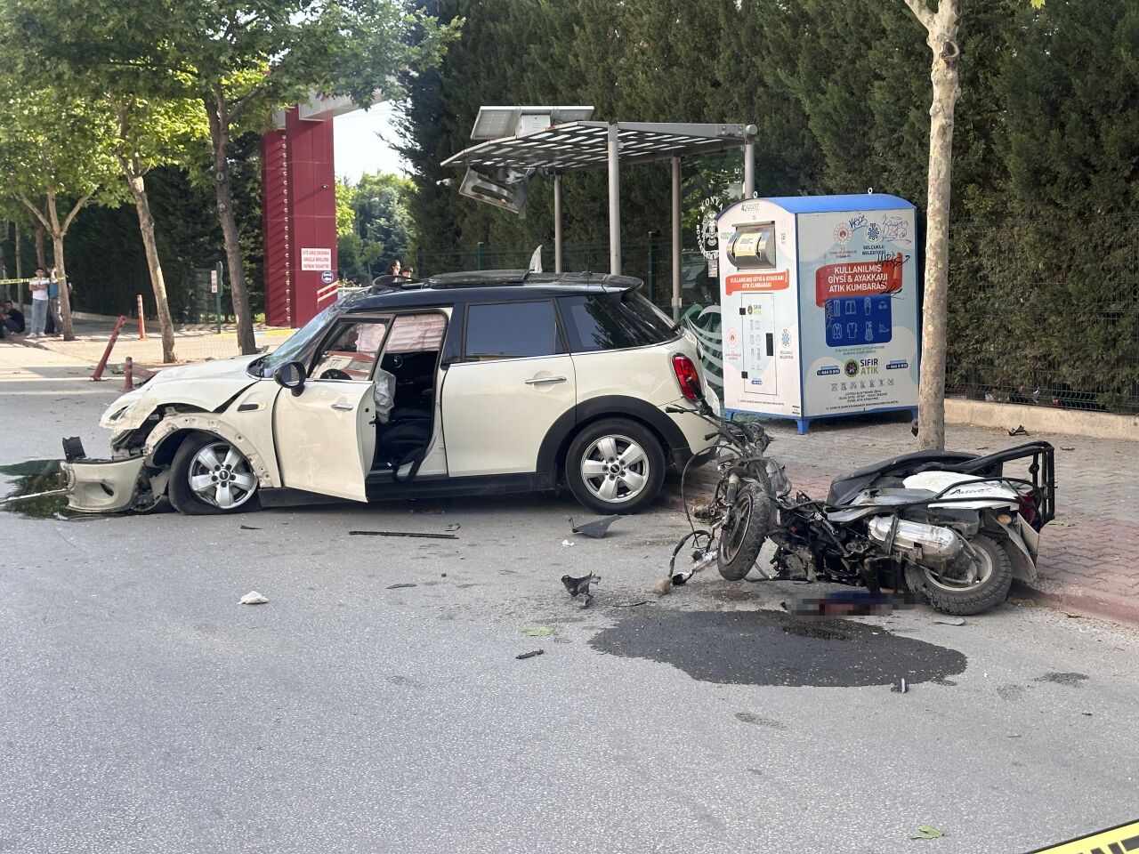 Konya'da kaza yapan otomobilin kontrolden çıkarak çarptığı motokurye hayatını kaybetti