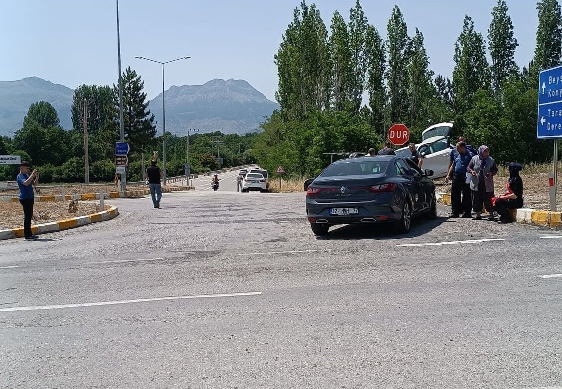 Konya'da iki otomobilin çarpıştığı kazada 5 kişi yaralandı