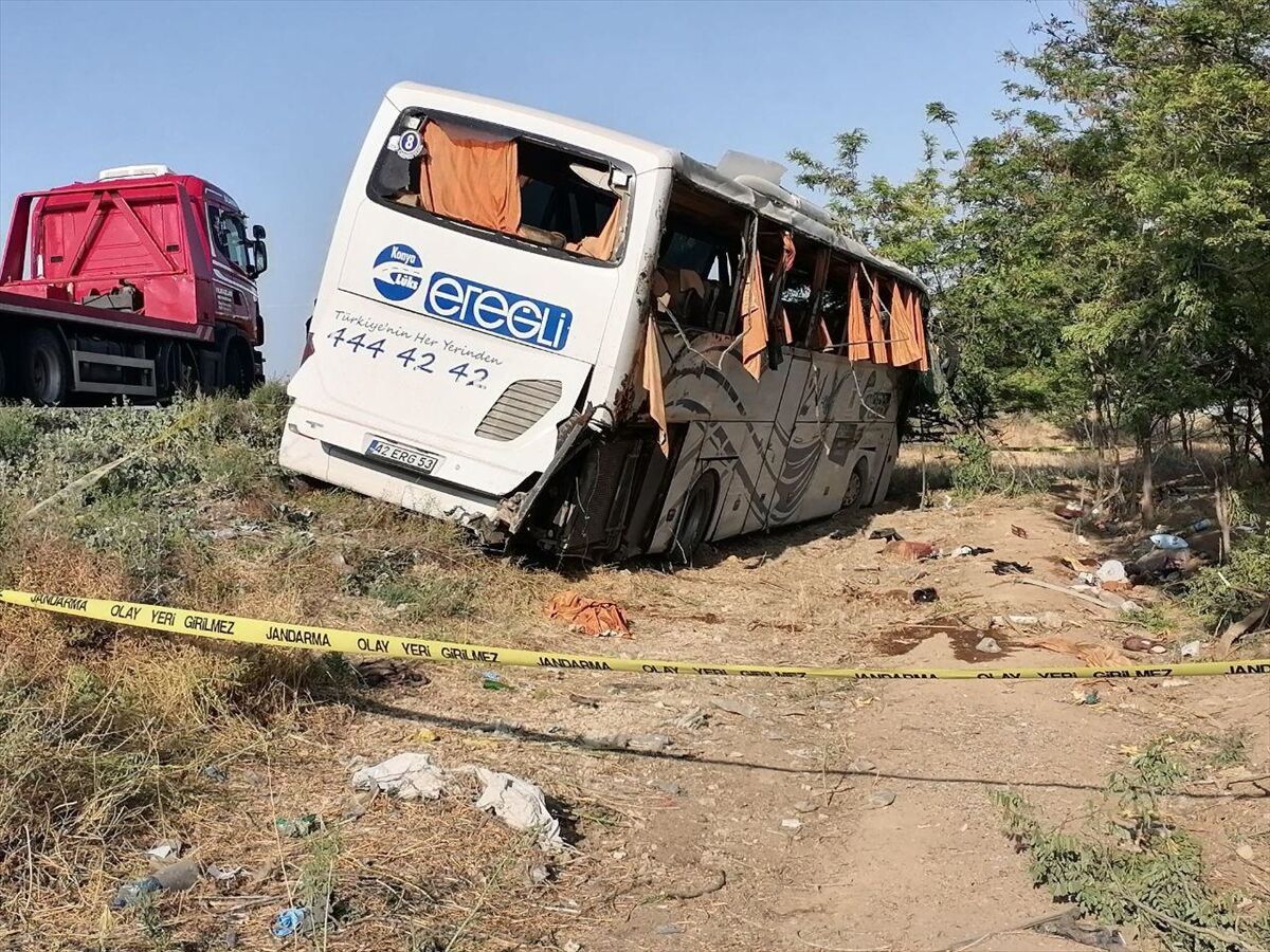 Konya'da devrilen yolcu otobüsündeki 1 kişi öldü, 26 kişi yaralandı